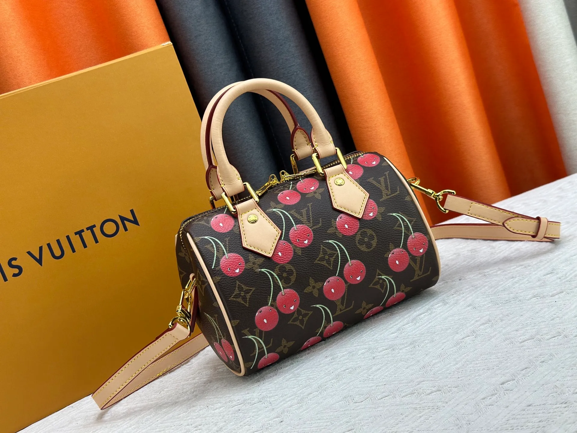 P260 Upgraded original version This cherry 🍒M13094 M46234 M46222 Speedy Bandoulière 20 handbag is made of soft coated canvas, and the full-length Monogram pattern is traced in colorful rainbow tones, highlighting the smart style of the Louis Vuitton x Murakami reissue series. The Toron handle and detachable shoulder strap are constructed of cow leather, the metal corners recall classic luggage elements, and the bow-shaped key bag and padlock add brand touches. Dimensions: 20.5 x 13.5 x 12.0 cm (length x height x width)