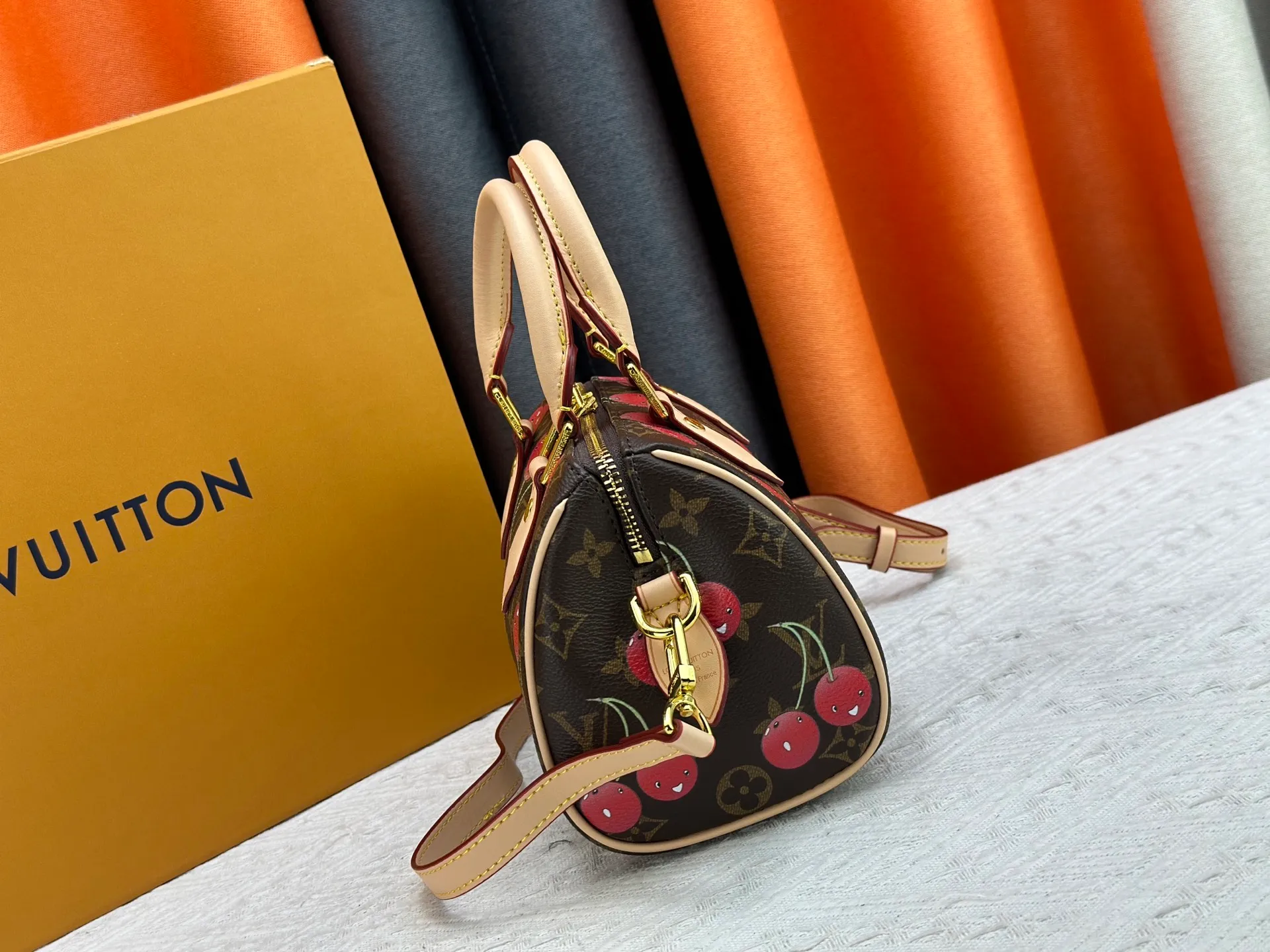 P260 Upgraded original version This cherry 🍒M13094 M46234 M46222 Speedy Bandoulière 20 handbag is made of soft coated canvas, and the full-length Monogram pattern is traced in colorful rainbow tones, highlighting the smart style of the Louis Vuitton x Murakami reissue series. The Toron handle and detachable shoulder strap are constructed of cow leather, the metal corners recall classic luggage elements, and the bow-shaped key bag and padlock add brand touches. Dimensions: 20.5 x 13.5 x 12.0 cm (length x height x width)