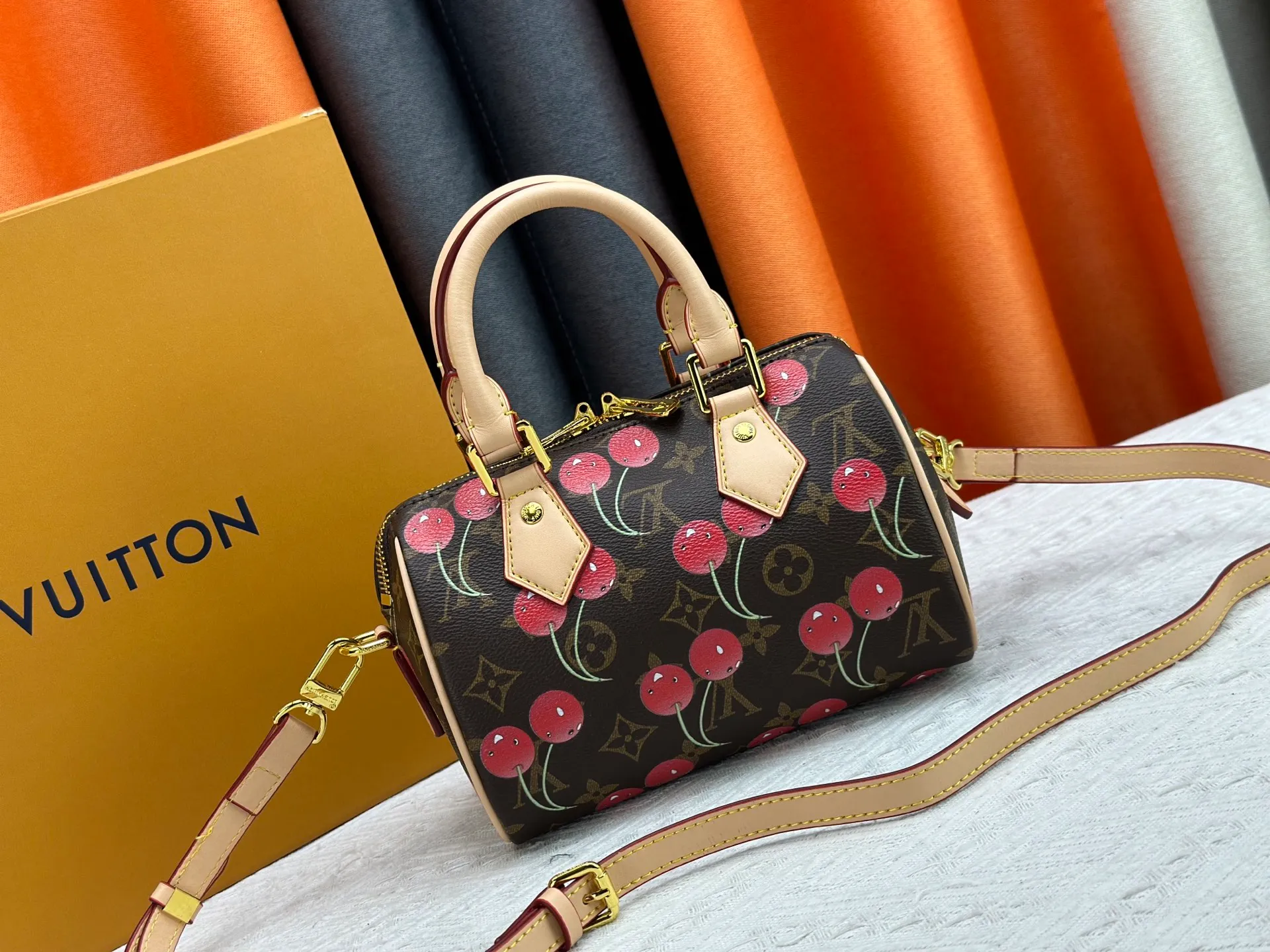 P260 Upgraded original version This cherry 🍒M13094 M46234 M46222 Speedy Bandoulière 20 handbag is made of soft coated canvas, and the full-length Monogram pattern is traced in colorful rainbow tones, highlighting the smart style of the Louis Vuitton x Murakami reissue series. The Toron handle and detachable shoulder strap are constructed of cow leather, the metal corners recall classic luggage elements, and the bow-shaped key bag and padlock add brand touches. Dimensions: 20.5 x 13.5 x 12.0 cm (length x height x width)