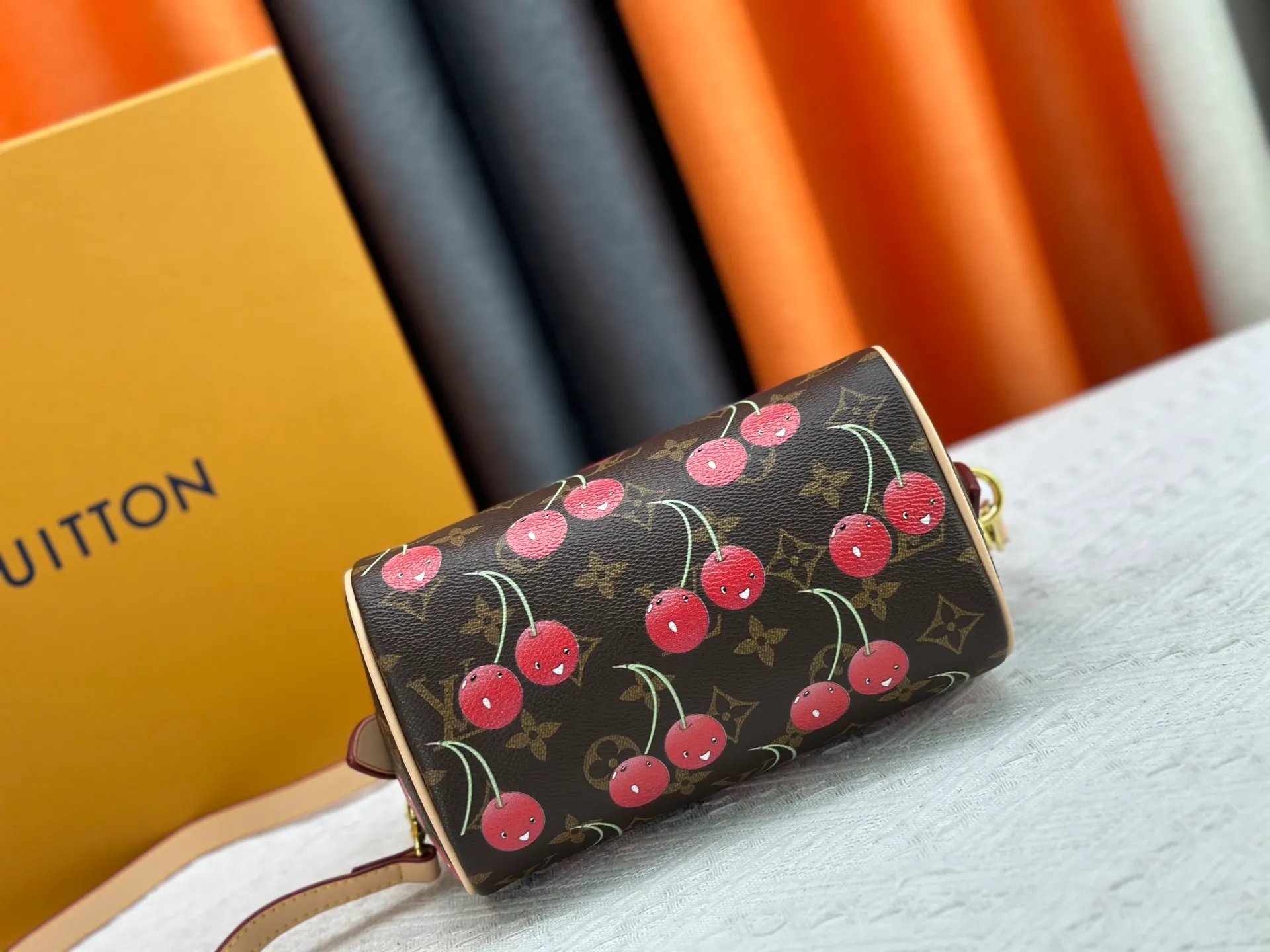 P260 Upgraded original version This cherry 🍒M13094 M46234 M46222 Speedy Bandoulière 20 handbag is made of soft coated canvas, and the full-length Monogram pattern is traced in colorful rainbow tones, highlighting the smart style of the Louis Vuitton x Murakami reissue series. The Toron handle and detachable shoulder strap are constructed of cow leather, the metal corners recall classic luggage elements, and the bow-shaped key bag and padlock add brand touches. Dimensions: 20.5 x 13.5 x 12.0 cm (length x height x width)