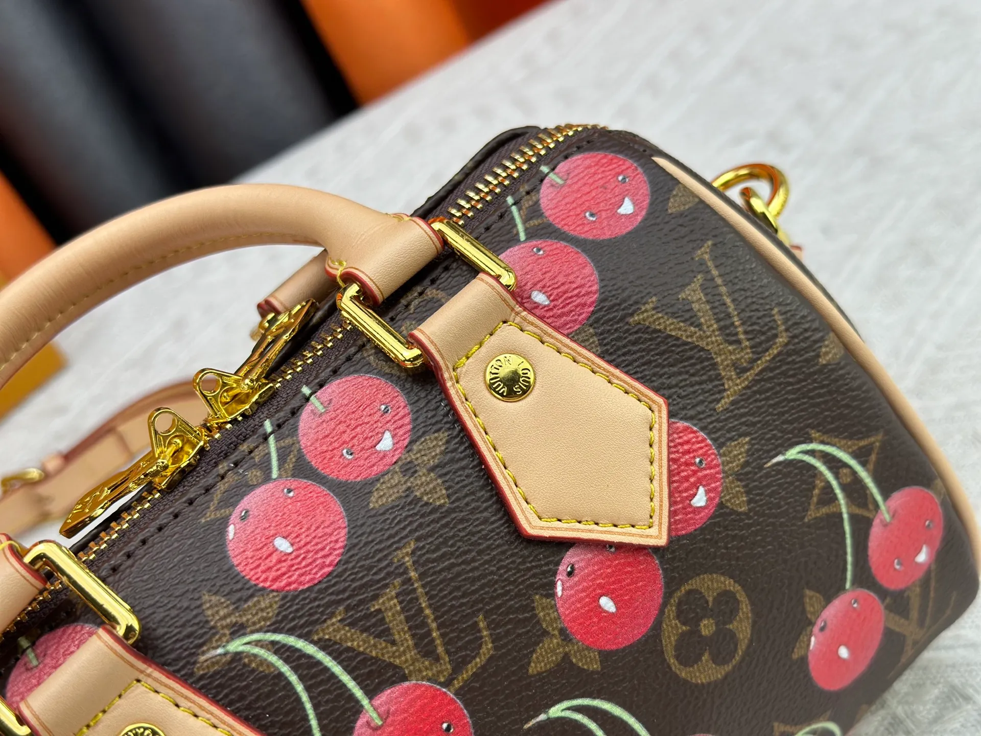 P260 Upgraded original version This cherry 🍒M13094 M46234 M46222 Speedy Bandoulière 20 handbag is made of soft coated canvas, and the full-length Monogram pattern is traced in colorful rainbow tones, highlighting the smart style of the Louis Vuitton x Murakami reissue series. The Toron handle and detachable shoulder strap are constructed of cow leather, the metal corners recall classic luggage elements, and the bow-shaped key bag and padlock add brand touches. Dimensions: 20.5 x 13.5 x 12.0 cm (length x height x width)