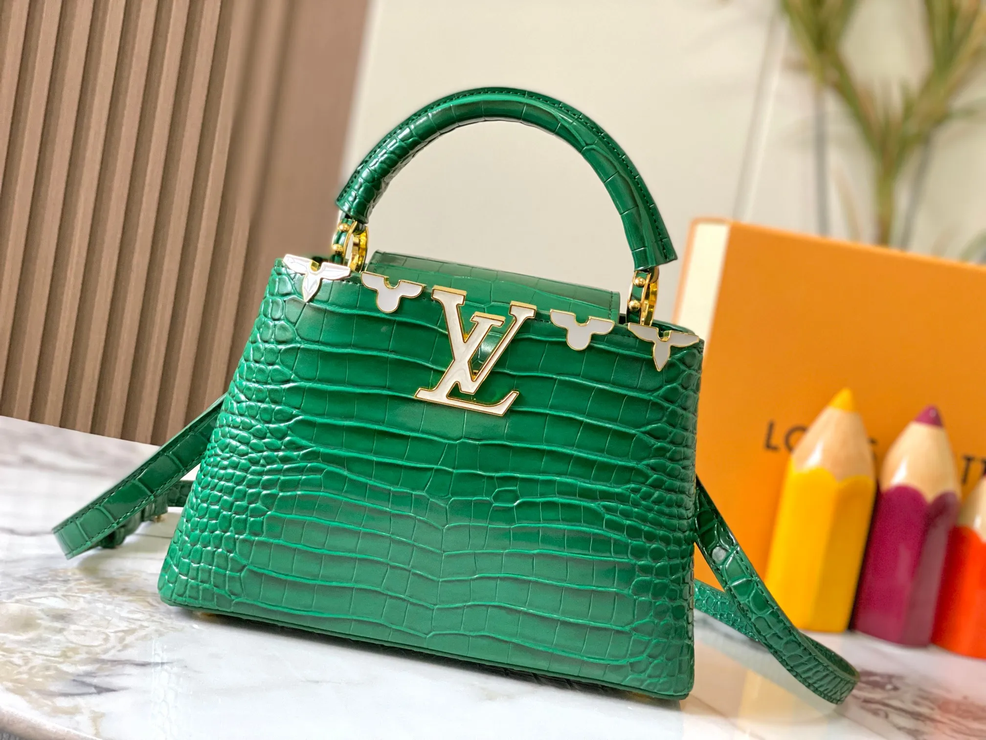 p460【Guangzhou top quality original】M86154 This Capucines BB handbag is made of Monogram crocodile pattern with pointed flowers and decorative lines, with LV letters and woven chains injecting metal edges, and with contrasting leather trims. The flip cover can be placed externally or internally, and the neat inner layer and multiple carrying methods complete the functional details.  27 x 18 x 9 cm (length x height x width)