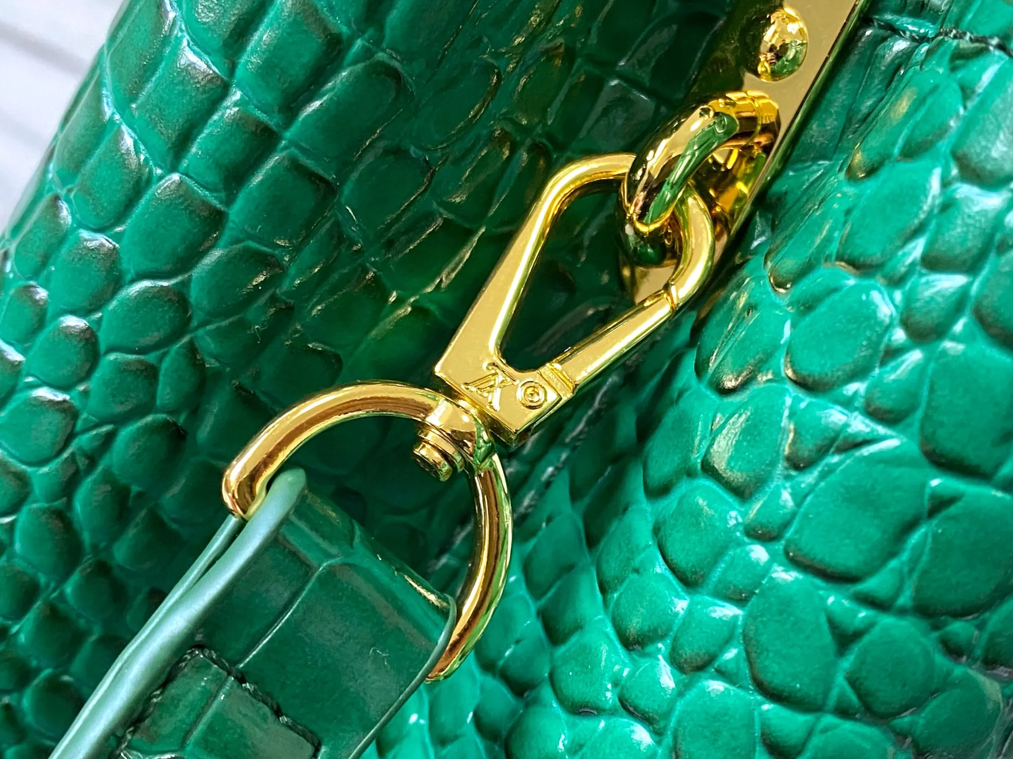 p460【Guangzhou top quality original】M86154 This Capucines BB handbag is made of Monogram crocodile pattern with pointed flowers and decorative lines, with LV letters and woven chains injecting metal edges, and with contrasting leather trims. The flip cover can be placed externally or internally, and the neat inner layer and multiple carrying methods complete the functional details.  27 x 18 x 9 cm (length x height x width)
