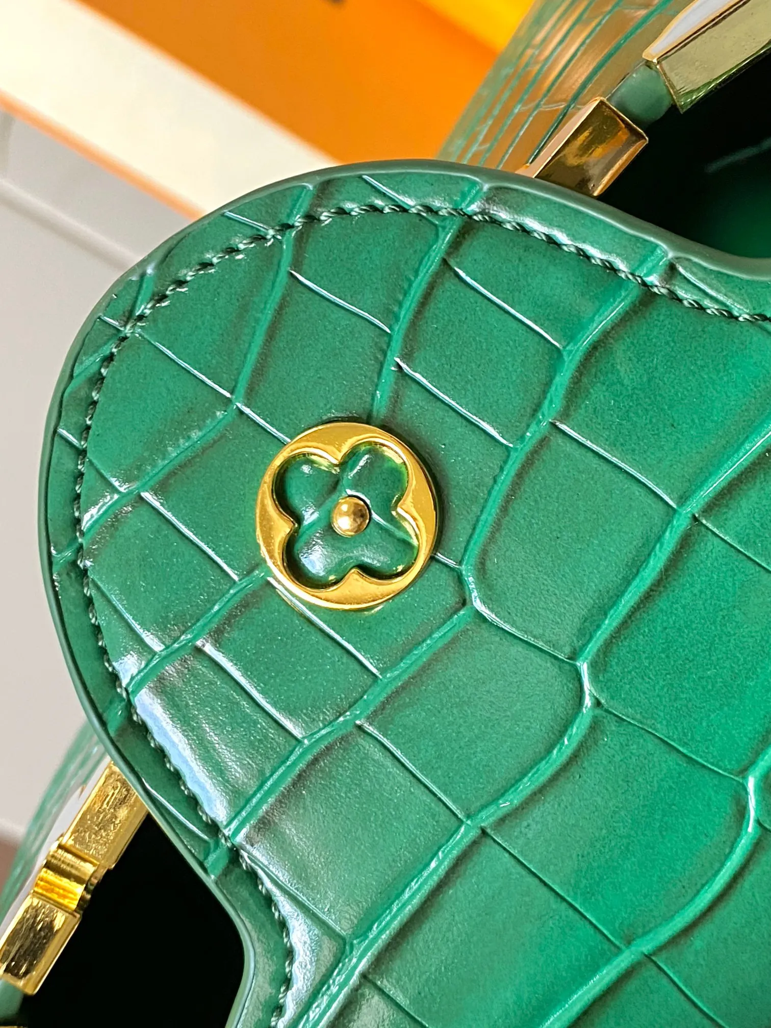 p460【Guangzhou top quality original】M86154 This Capucines BB handbag is made of Monogram crocodile pattern with pointed flowers and decorative lines, with LV letters and woven chains injecting metal edges, and with contrasting leather trims. The flip cover can be placed externally or internally, and the neat inner layer and multiple carrying methods complete the functional details.  27 x 18 x 9 cm (length x height x width)