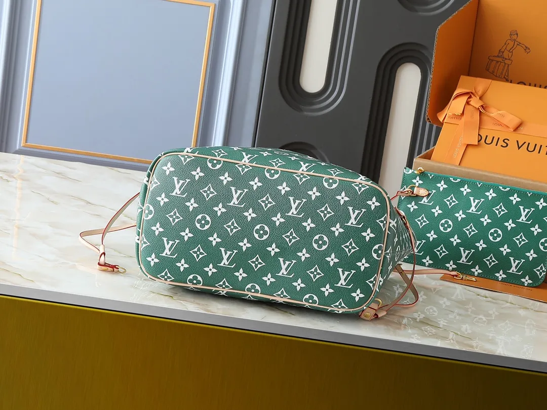 💰300💰Upgraded original M40995 The legendary Neverfull handbag can always meet your various handbag needs. It has a large capacity but is not bulky. It is stiff and soft to the touch, making it suitable for home and travel. Tighten the side ties and it instantly transforms into a stylish urban handbag. Loosen the straps and it transforms into a chic and practical handbag. The slender leather handle can be carried over the shoulder or between the arms. The model shown here is made of Damier Ebène canvas. Dimensions: 31.0 x 28.0 x 14.0 cm