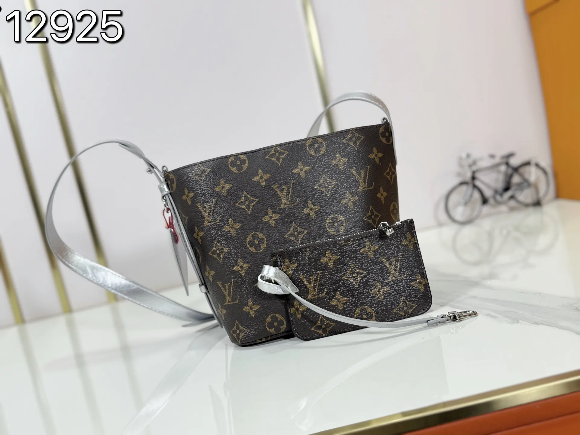 P220 upgraded original M27529 M12925 M12926 M13480 M13044 M14356 M13045 M13089 This All In BB handbag is made of Monogram canvas with shiny metal parts, and the iconic pendant and nameplate highlight the classic style. The adjustable shoulder strap continues the brand's trunk-making heritage, and the leather shoulder strap adds cross-body and shoulder carry options. The foldable design enables the silhouette to be retracted and retracted freely, providing ample space for daily use. 16.0 x 18.0 x 12.0 cm (length x height x width)