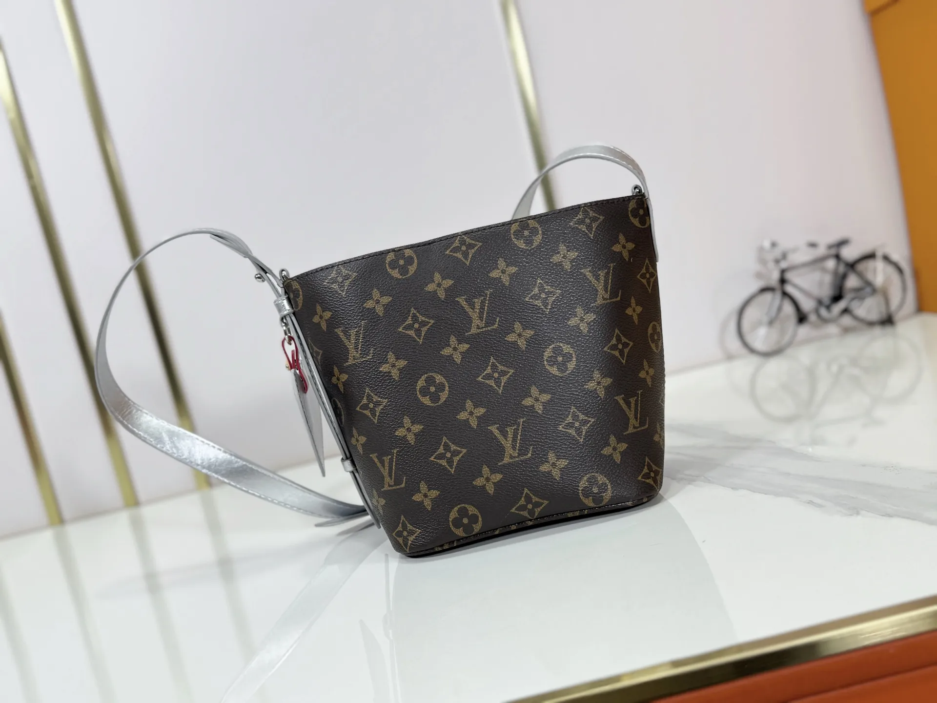 P220 upgraded original M27529 M12925 M12926 M13480 M13044 M14356 M13045 M13089 This All In BB handbag is made of Monogram canvas with shiny metal parts, and the iconic pendant and nameplate highlight the classic style. The adjustable shoulder strap continues the brand's trunk-making heritage, and the leather shoulder strap adds cross-body and shoulder carry options. The foldable design enables the silhouette to be retracted and retracted freely, providing ample space for daily use. 16.0 x 18.0 x 12.0 cm (length x height x width)