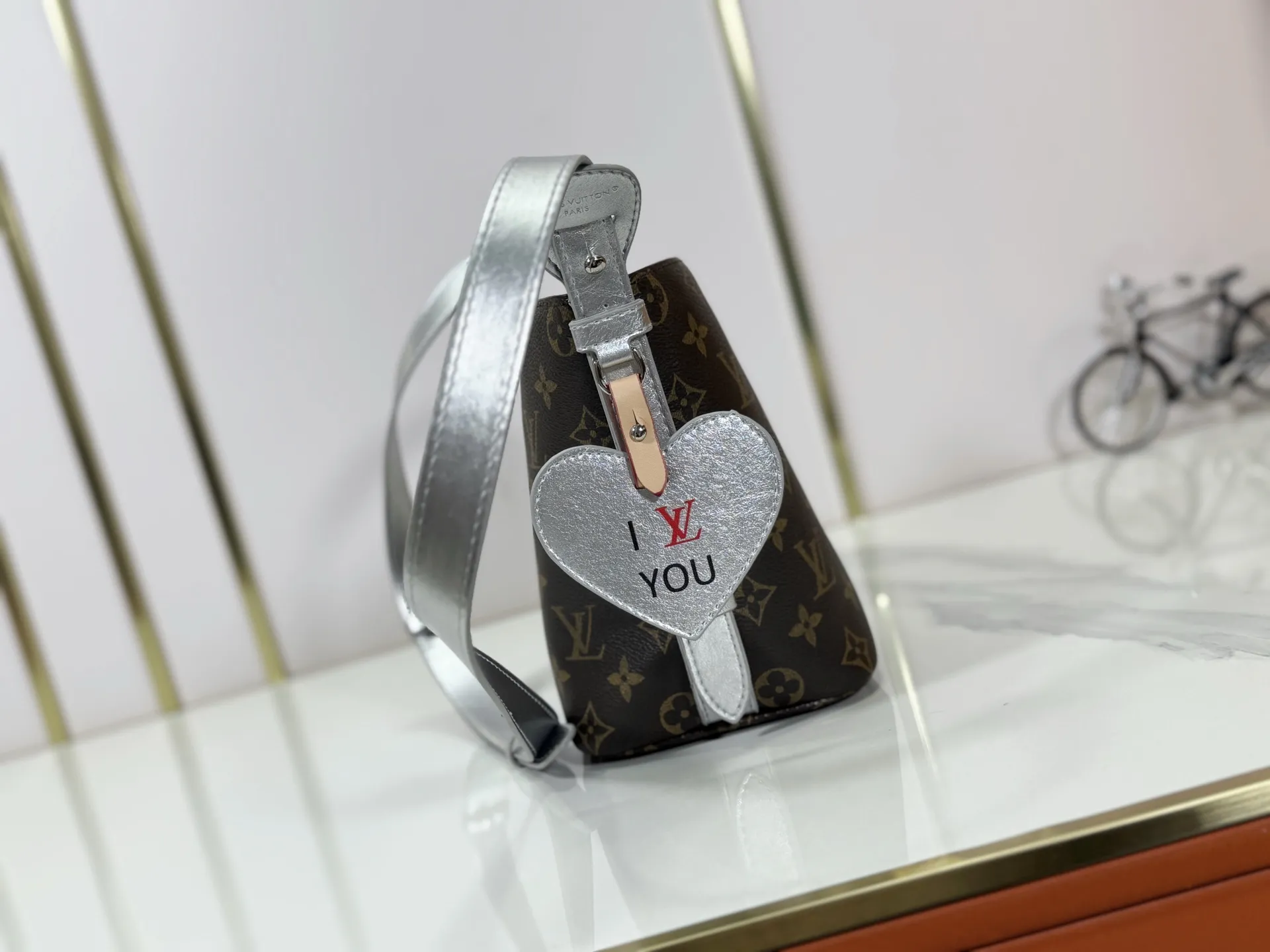 P220 upgraded original M27529 M12925 M12926 M13480 M13044 M14356 M13045 M13089 This All In BB handbag is made of Monogram canvas with shiny metal parts, and the iconic pendant and nameplate highlight the classic style. The adjustable shoulder strap continues the brand's trunk-making heritage, and the leather shoulder strap adds cross-body and shoulder carry options. The foldable design enables the silhouette to be retracted and retracted freely, providing ample space for daily use. 16.0 x 18.0 x 12.0 cm (length x height x width)