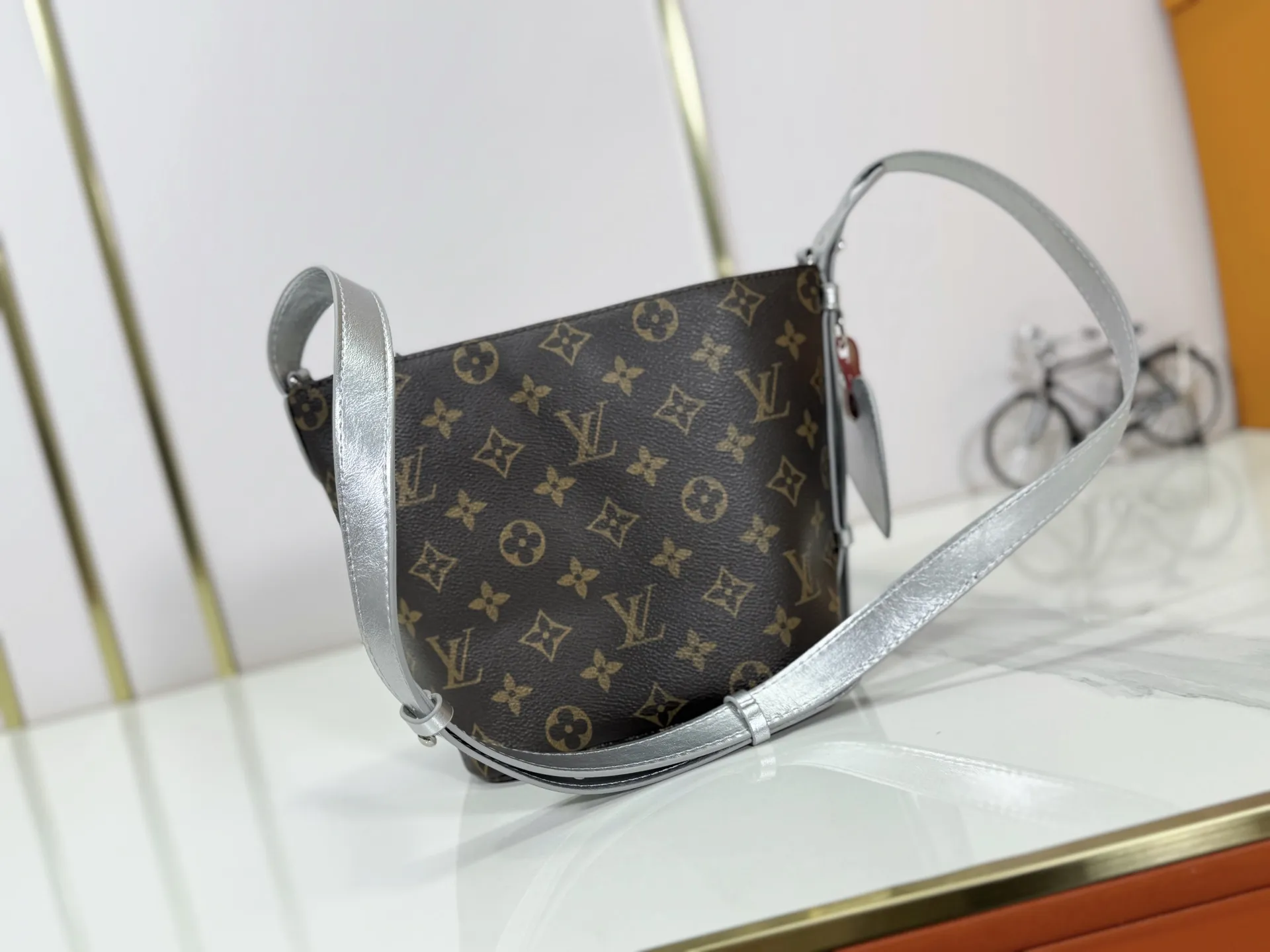 P220 upgraded original M27529 M12925 M12926 M13480 M13044 M14356 M13045 M13089 This All In BB handbag is made of Monogram canvas with shiny metal parts, and the iconic pendant and nameplate highlight the classic style. The adjustable shoulder strap continues the brand's trunk-making heritage, and the leather shoulder strap adds cross-body and shoulder carry options. The foldable design enables the silhouette to be retracted and retracted freely, providing ample space for daily use. 16.0 x 18.0 x 12.0 cm (length x height x width)