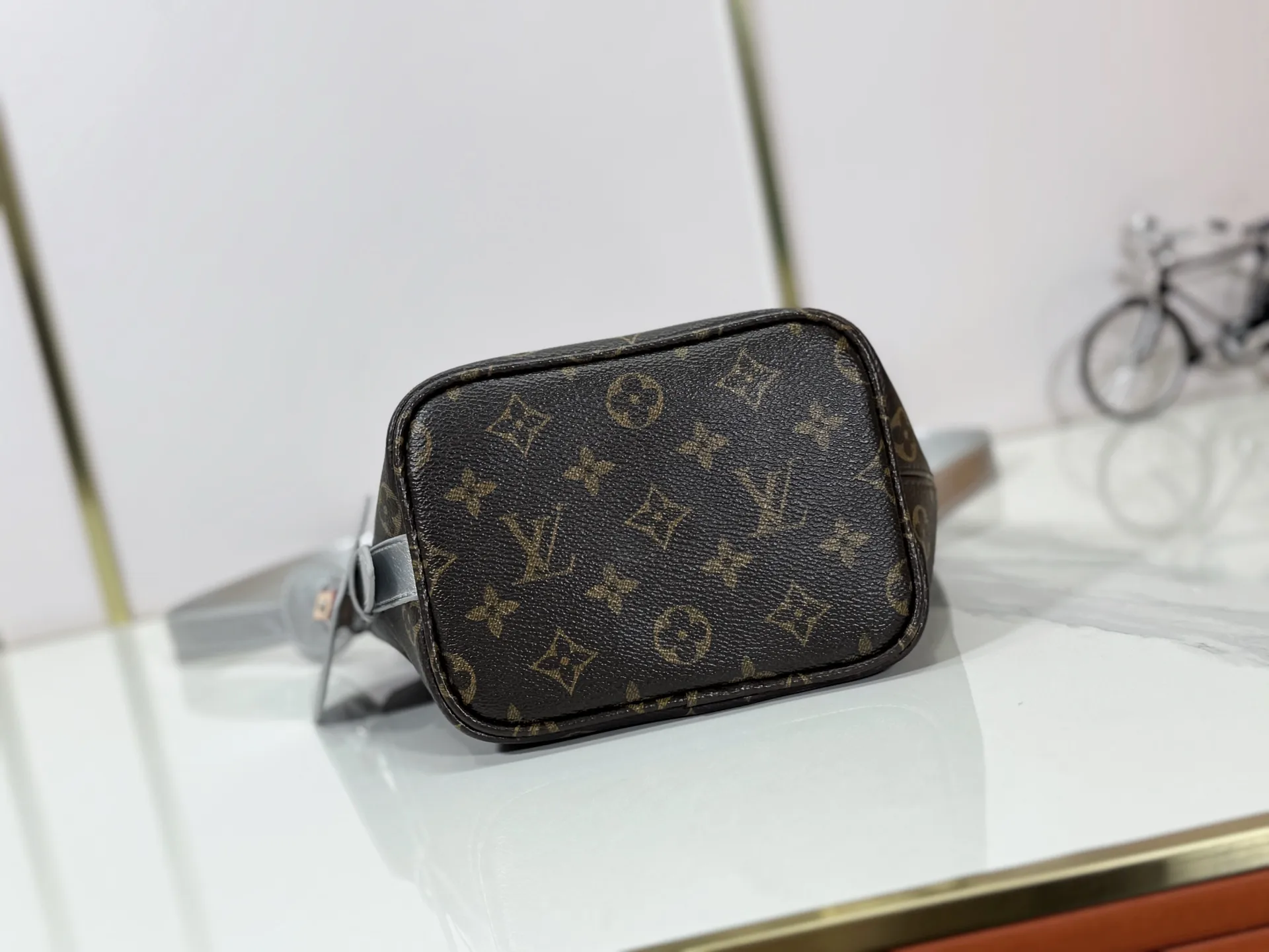 P220 upgraded original M27529 M12925 M12926 M13480 M13044 M14356 M13045 M13089 This All In BB handbag is made of Monogram canvas with shiny metal parts, and the iconic pendant and nameplate highlight the classic style. The adjustable shoulder strap continues the brand's trunk-making heritage, and the leather shoulder strap adds cross-body and shoulder carry options. The foldable design enables the silhouette to be retracted and retracted freely, providing ample space for daily use. 16.0 x 18.0 x 12.0 cm (length x height x width)