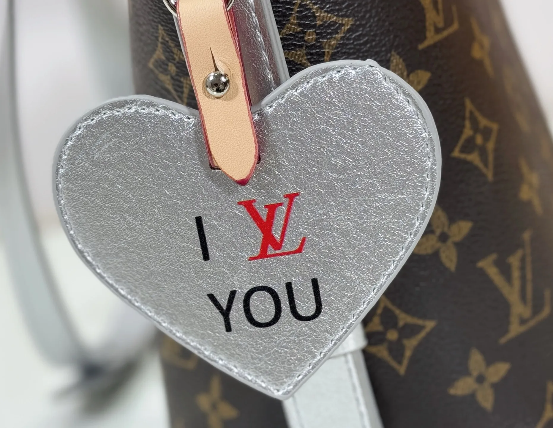 P220 upgraded original M27529 M12925 M12926 M13480 M13044 M14356 M13045 M13089 This All In BB handbag is made of Monogram canvas with shiny metal parts, and the iconic pendant and nameplate highlight the classic style. The adjustable shoulder strap continues the brand's trunk-making heritage, and the leather shoulder strap adds cross-body and shoulder carry options. The foldable design enables the silhouette to be retracted and retracted freely, providing ample space for daily use. 16.0 x 18.0 x 12.0 cm (length x height x width)