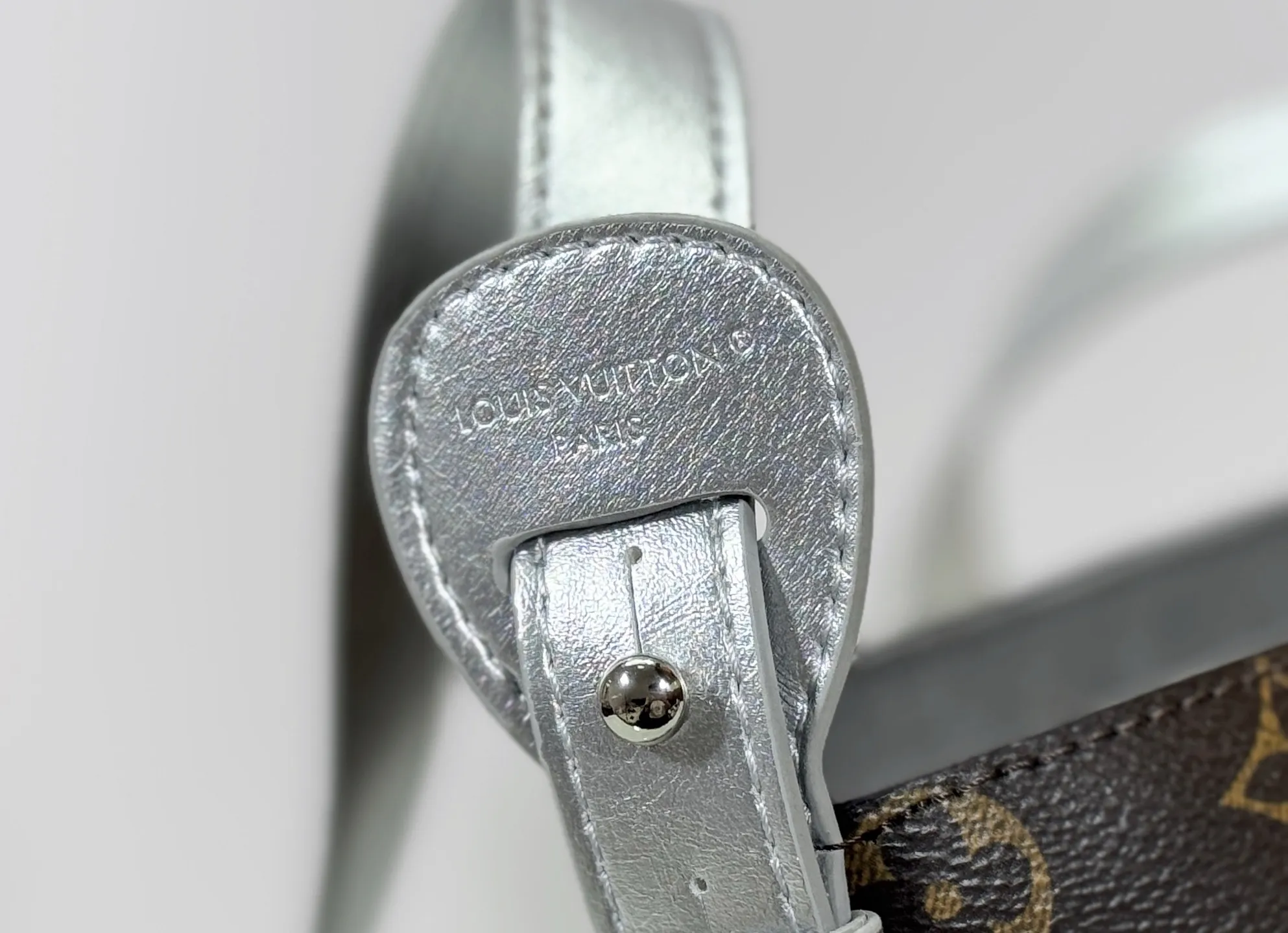 P220 upgraded original M27529 M12925 M12926 M13480 M13044 M14356 M13045 M13089 This All In BB handbag is made of Monogram canvas with shiny metal parts, and the iconic pendant and nameplate highlight the classic style. The adjustable shoulder strap continues the brand's trunk-making heritage, and the leather shoulder strap adds cross-body and shoulder carry options. The foldable design enables the silhouette to be retracted and retracted freely, providing ample space for daily use. 16.0 x 18.0 x 12.0 cm (length x height x width)