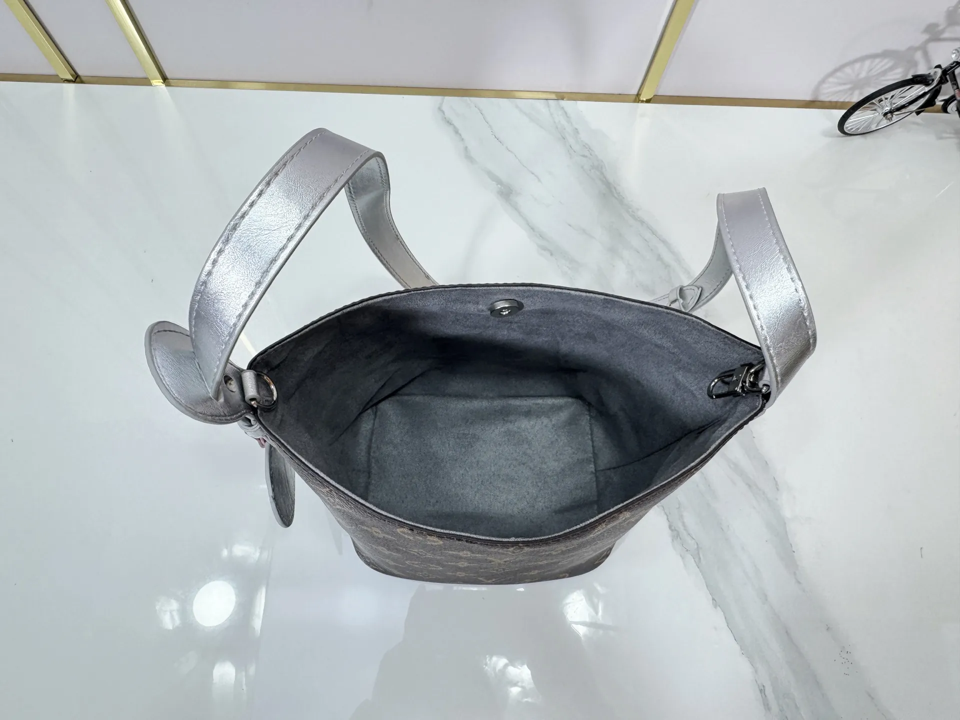 P220 upgraded original M27529 M12925 M12926 M13480 M13044 M14356 M13045 M13089 This All In BB handbag is made of Monogram canvas with shiny metal parts, and the iconic pendant and nameplate highlight the classic style. The adjustable shoulder strap continues the brand's trunk-making heritage, and the leather shoulder strap adds cross-body and shoulder carry options. The foldable design enables the silhouette to be retracted and retracted freely, providing ample space for daily use. 16.0 x 18.0 x 12.0 cm (length x height x width)