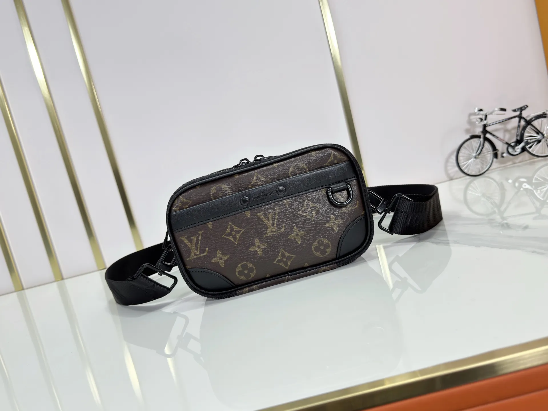 P210 Upgraded original M46955 M83383 M82542 M82544 M82801 Mini men's bag series The new Zly hx NANO ALA handbag of the season. The Neo Ala handbag condenses the design of the past Ala handbag with rounded strokes and uses soft Monogram Eclie canvas to build a casual silhouette. The ample space is equipped with a zipper compartment and front patch pocket to hold daily necessities such as mobile phones, cards and keys, and comes with a detachable and adjustable leather shoulder strap. 18.5 x 11 x 6.5 cm.