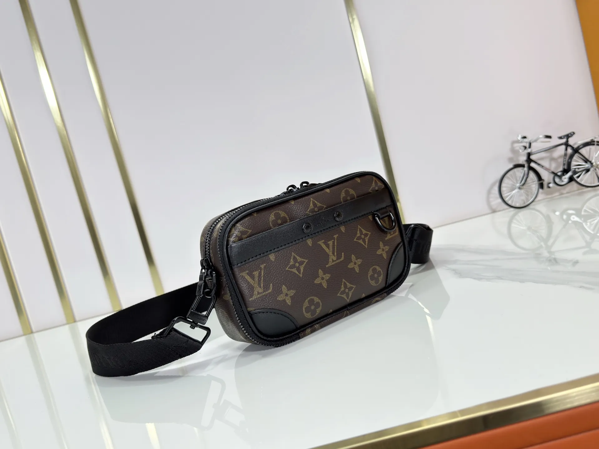 P210 Upgraded original M46955 M83383 M82542 M82544 M82801 Mini men's bag series The new Zly hx NANO ALA handbag of the season. The Neo Ala handbag condenses the design of the past Ala handbag with rounded strokes and uses soft Monogram Eclie canvas to build a casual silhouette. The ample space is equipped with a zipper compartment and front patch pocket to hold daily necessities such as mobile phones, cards and keys, and comes with a detachable and adjustable leather shoulder strap. 18.5 x 11 x 6.5 cm.