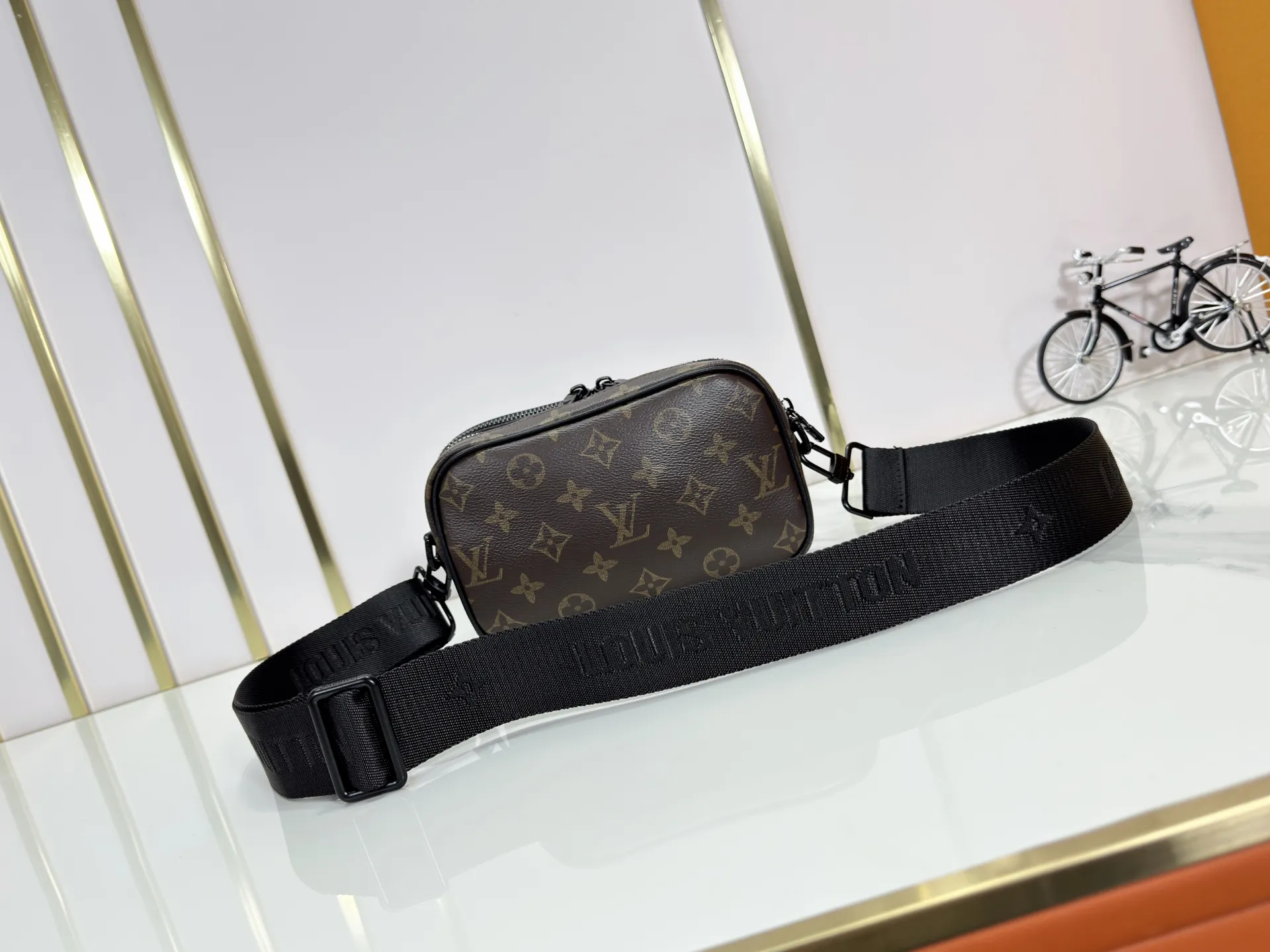 P210 Upgraded original M46955 M83383 M82542 M82544 M82801 Mini men's bag series The new Zly hx NANO ALA handbag of the season. The Neo Ala handbag condenses the design of the past Ala handbag with rounded strokes and uses soft Monogram Eclie canvas to build a casual silhouette. The ample space is equipped with a zipper compartment and front patch pocket to hold daily necessities such as mobile phones, cards and keys, and comes with a detachable and adjustable leather shoulder strap. 18.5 x 11 x 6.5 cm.