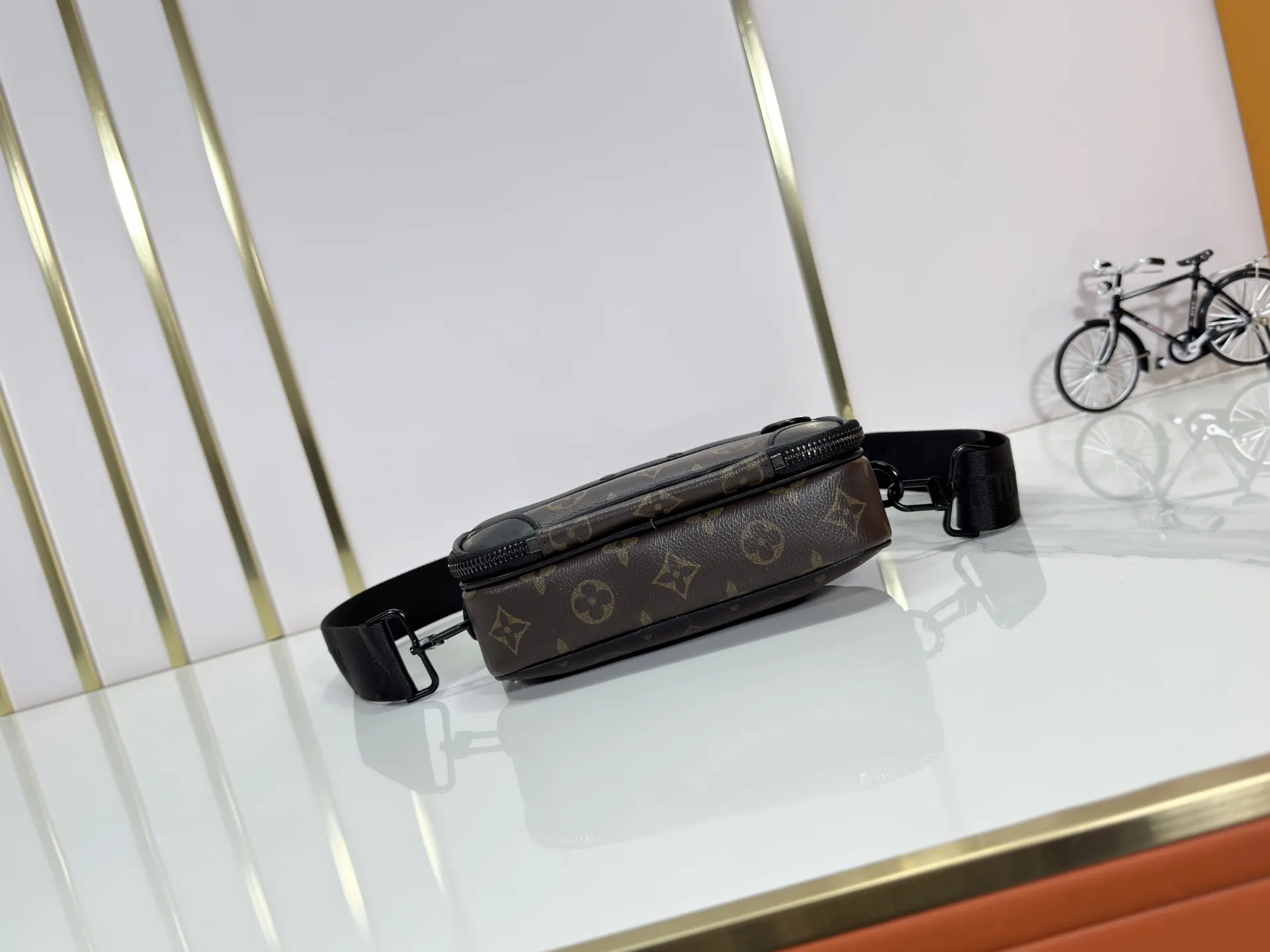 P210 Upgraded original M46955 M83383 M82542 M82544 M82801 Mini men's bag series The new Zly hx NANO ALA handbag of the season. The Neo Ala handbag condenses the design of the past Ala handbag with rounded strokes and uses soft Monogram Eclie canvas to build a casual silhouette. The ample space is equipped with a zipper compartment and front patch pocket to hold daily necessities such as mobile phones, cards and keys, and comes with a detachable and adjustable leather shoulder strap. 18.5 x 11 x 6.5 cm.