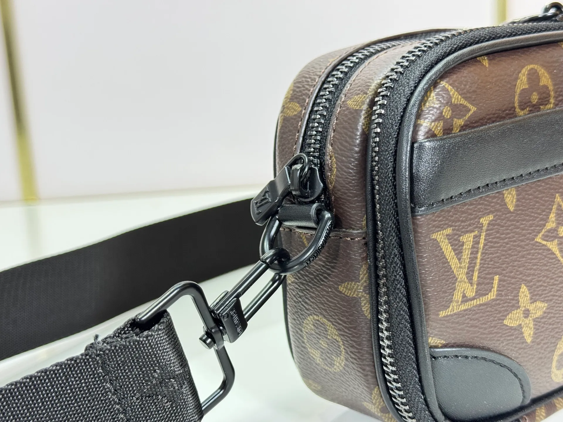 P210 Upgraded original M46955 M83383 M82542 M82544 M82801 Mini men's bag series The new Zly hx NANO ALA handbag of the season. The Neo Ala handbag condenses the design of the past Ala handbag with rounded strokes and uses soft Monogram Eclie canvas to build a casual silhouette. The ample space is equipped with a zipper compartment and front patch pocket to hold daily necessities such as mobile phones, cards and keys, and comes with a detachable and adjustable leather shoulder strap. 18.5 x 11 x 6.5 cm.