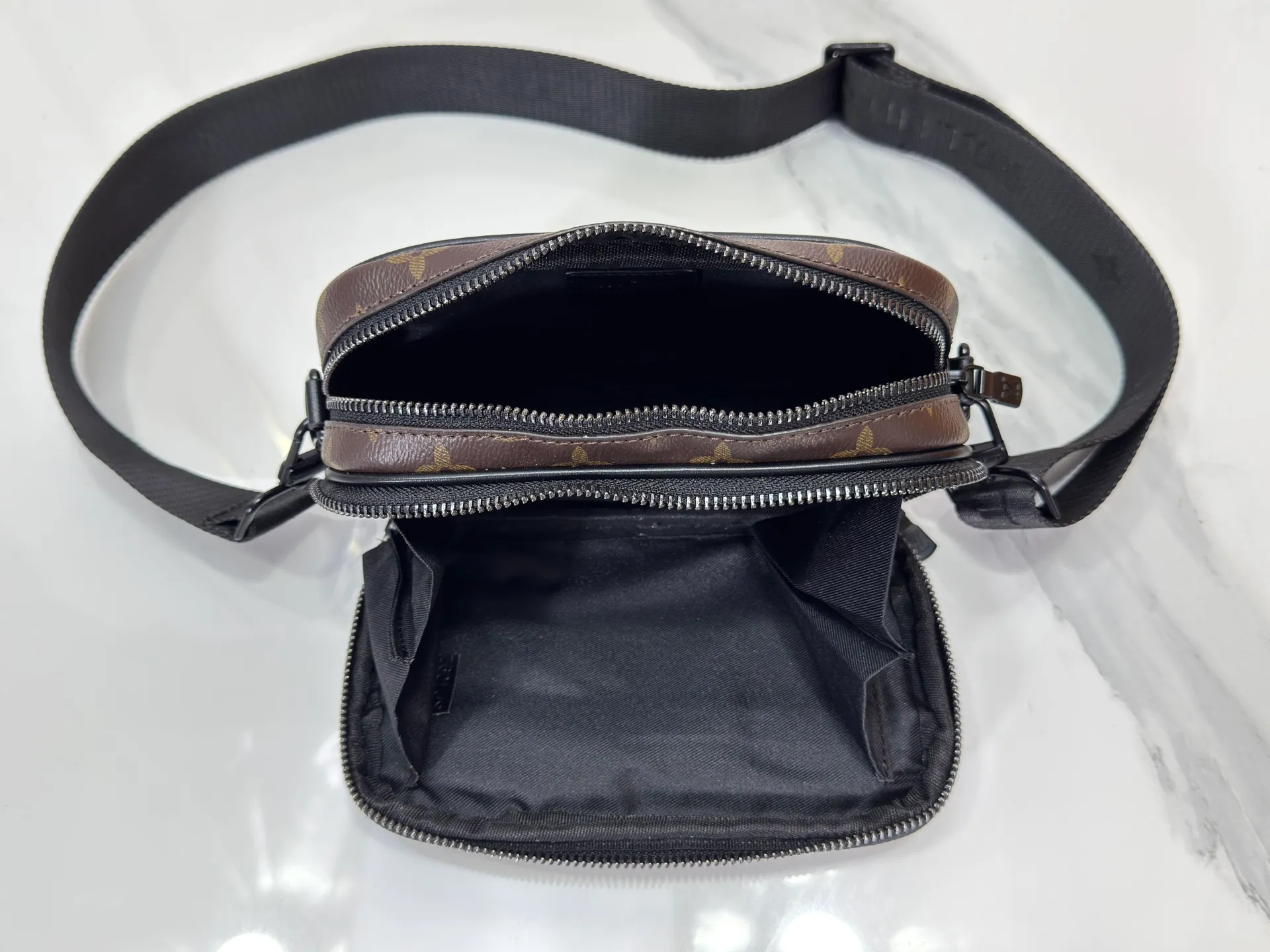 P210 Upgraded original M46955 M83383 M82542 M82544 M82801 Mini men's bag series The new Zly hx NANO ALA handbag of the season. The Neo Ala handbag condenses the design of the past Ala handbag with rounded strokes and uses soft Monogram Eclie canvas to build a casual silhouette. The ample space is equipped with a zipper compartment and front patch pocket to hold daily necessities such as mobile phones, cards and keys, and comes with a detachable and adjustable leather shoulder strap. 18.5 x 11 x 6.5 cm.