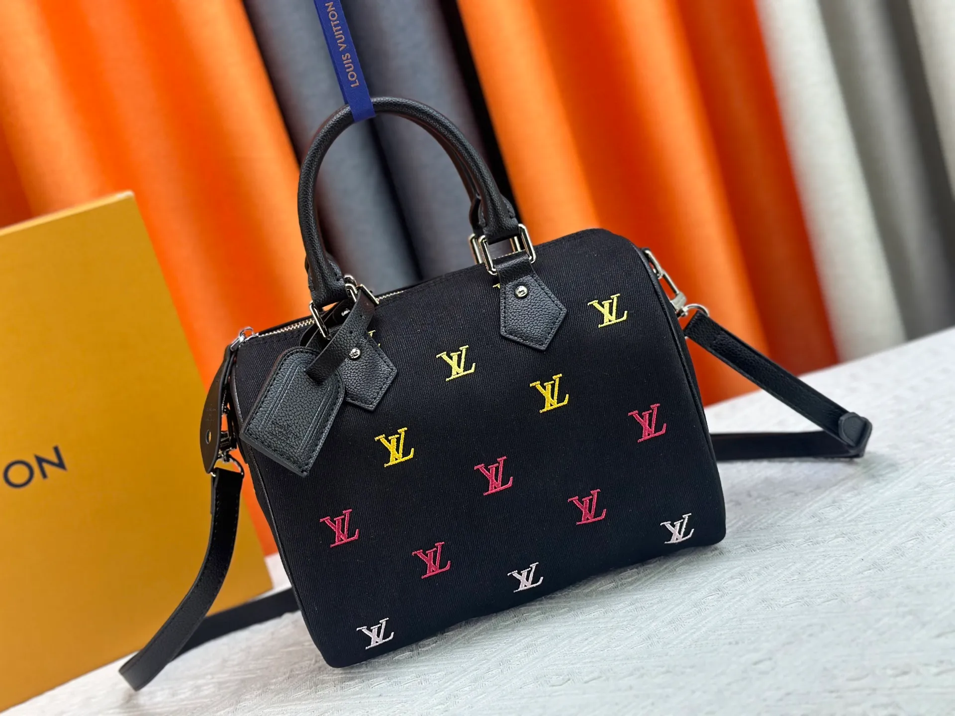 P280 M40391 M13966 M14136 black denim embroidery Pharrell Williams uses deep LV Blason denim to interpret the Keepall Bandoulière 45 travel bag, using keen synesthesia to turn the beating notes into colorful LV letter embroidery, injecting elegant meaning into the classic configuration. Detailed features40x27x20cm