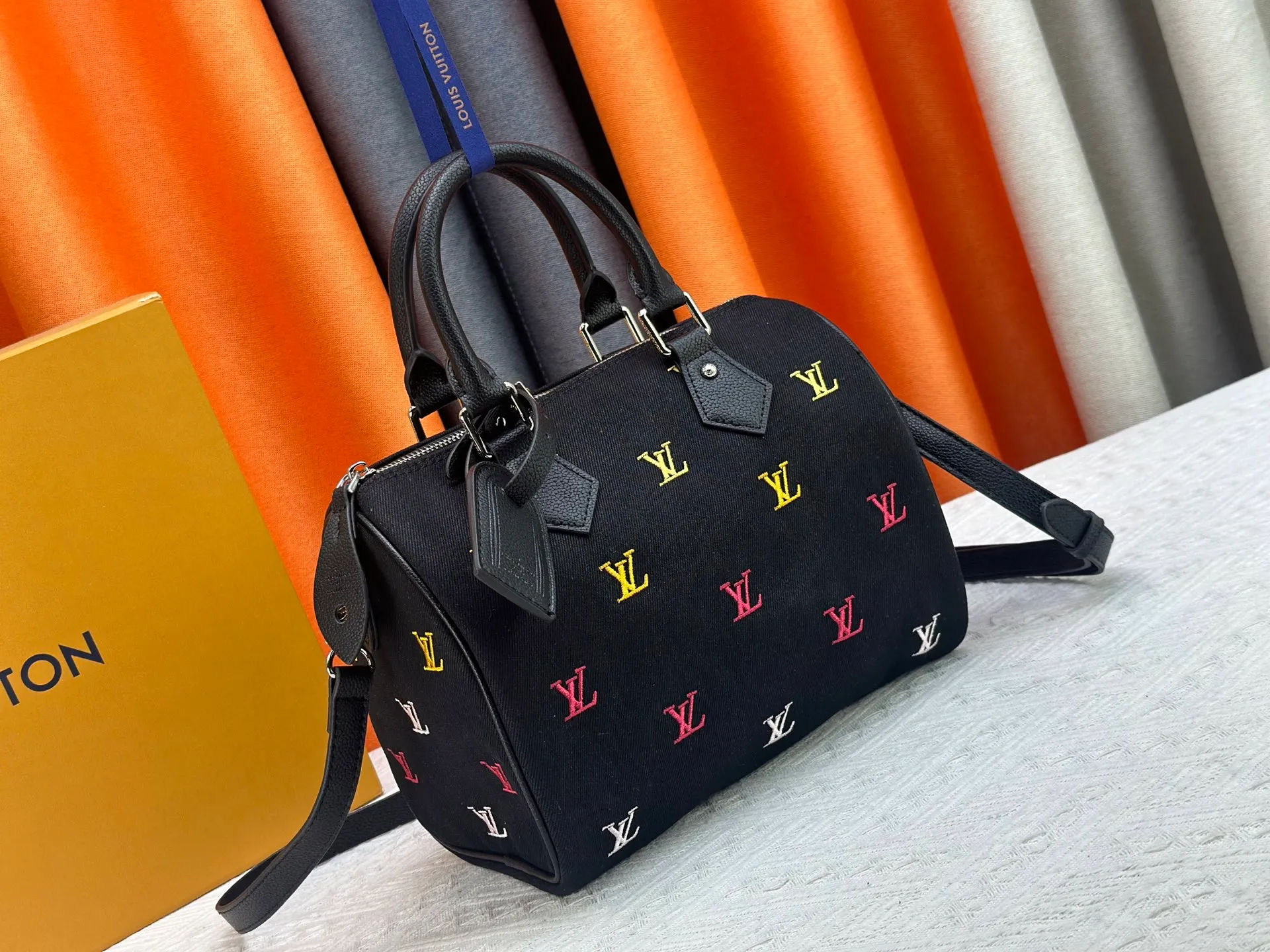 P280 M40391 M13966 M14136 black denim embroidery Pharrell Williams uses deep LV Blason denim to interpret the Keepall Bandoulière 45 travel bag, using keen synesthesia to turn the beating notes into colorful LV letter embroidery, injecting elegant meaning into the classic configuration. Detailed features40x27x20cm