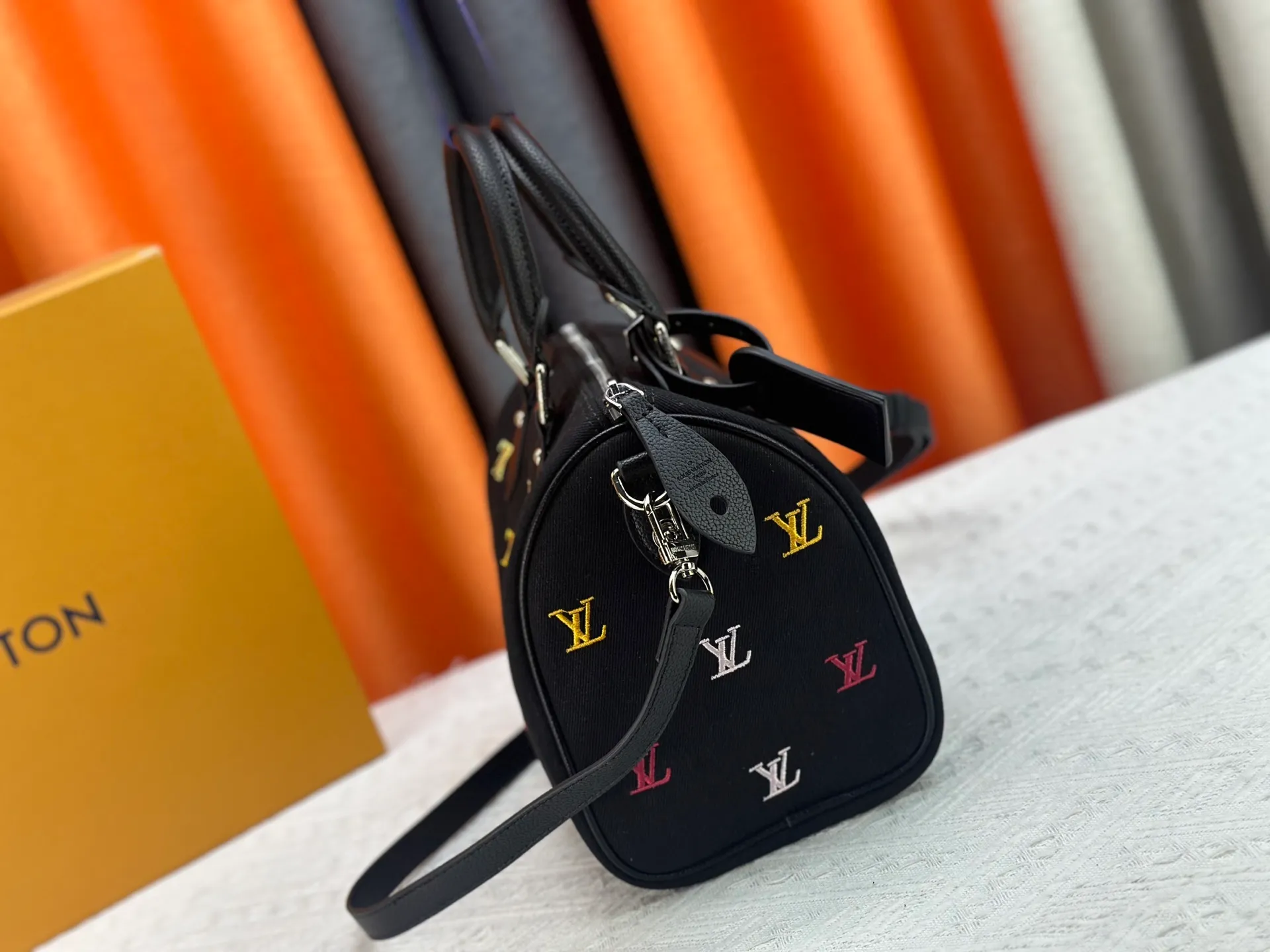 P280 M40391 M13966 M14136 black denim embroidery Pharrell Williams uses deep LV Blason denim to interpret the Keepall Bandoulière 45 travel bag, using keen synesthesia to turn the beating notes into colorful LV letter embroidery, injecting elegant meaning into the classic configuration. Detailed features40x27x20cm