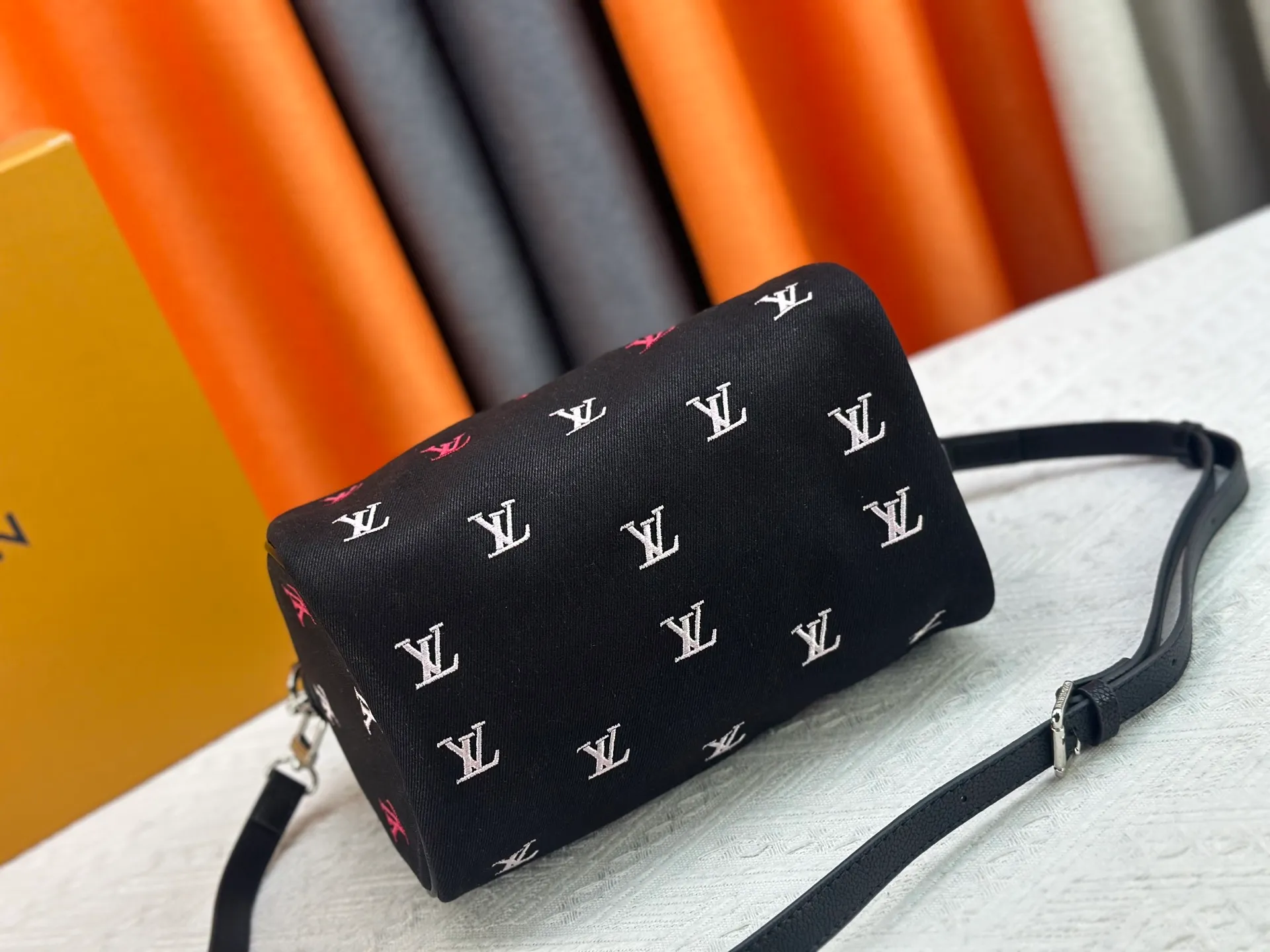 P280 M40391 M13966 M14136 black denim embroidery Pharrell Williams uses deep LV Blason denim to interpret the Keepall Bandoulière 45 travel bag, using keen synesthesia to turn the beating notes into colorful LV letter embroidery, injecting elegant meaning into the classic configuration. Detailed features40x27x20cm