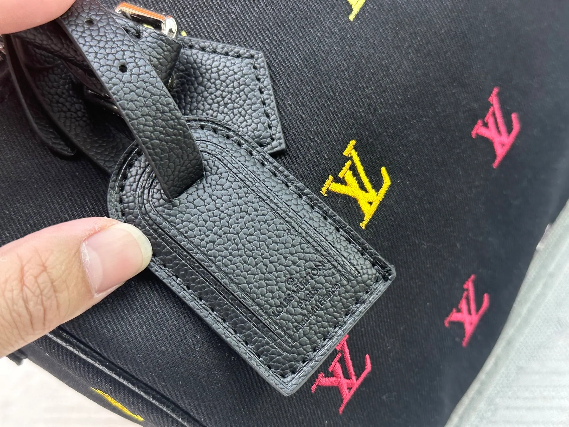 P280 M40391 M13966 M14136 black denim embroidery Pharrell Williams uses deep LV Blason denim to interpret the Keepall Bandoulière 45 travel bag, using keen synesthesia to turn the beating notes into colorful LV letter embroidery, injecting elegant meaning into the classic configuration. Detailed features40x27x20cm
