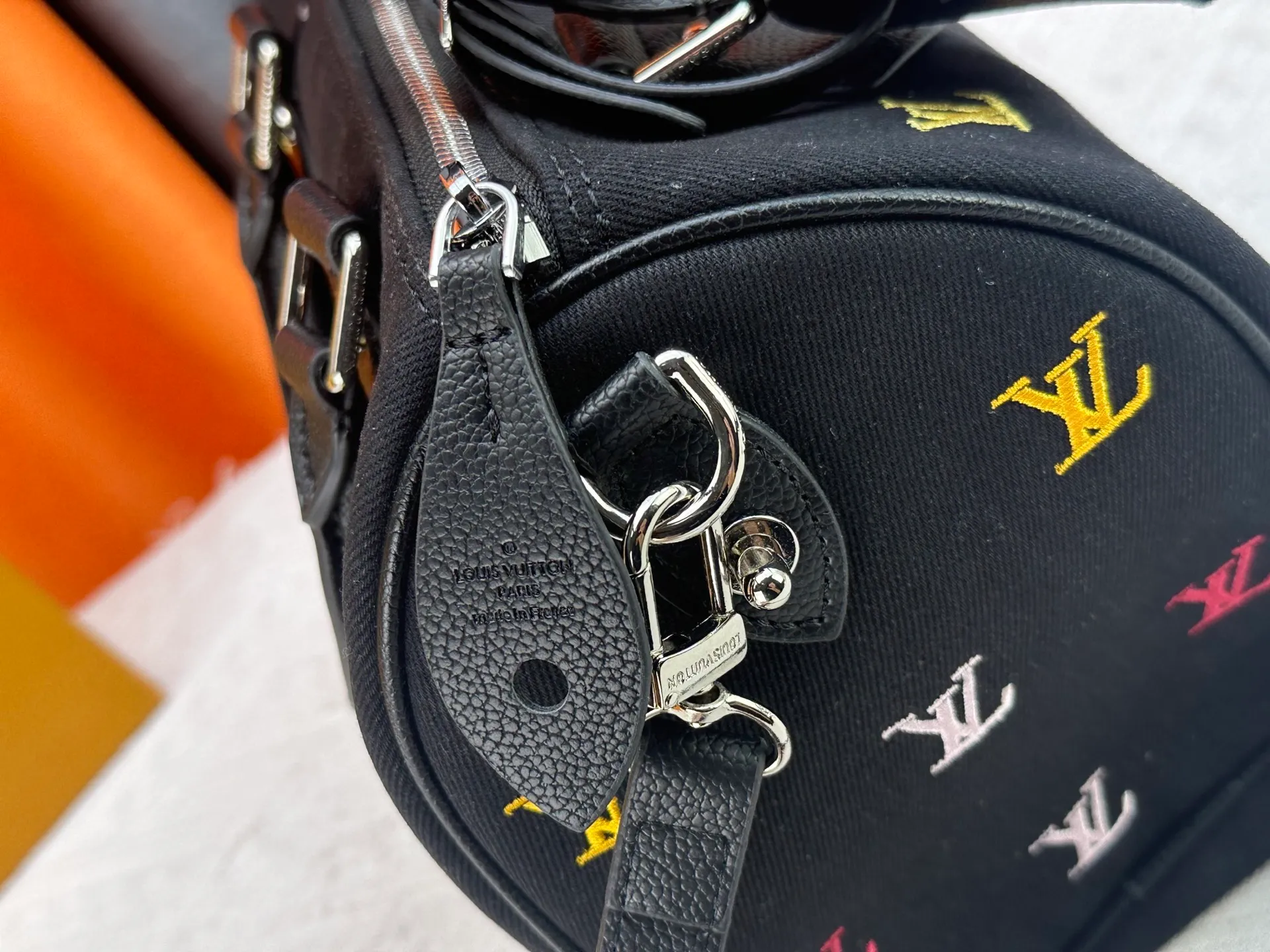 P280 M40391 M13966 M14136 black denim embroidery Pharrell Williams uses deep LV Blason denim to interpret the Keepall Bandoulière 45 travel bag, using keen synesthesia to turn the beating notes into colorful LV letter embroidery, injecting elegant meaning into the classic configuration. Detailed features40x27x20cm
