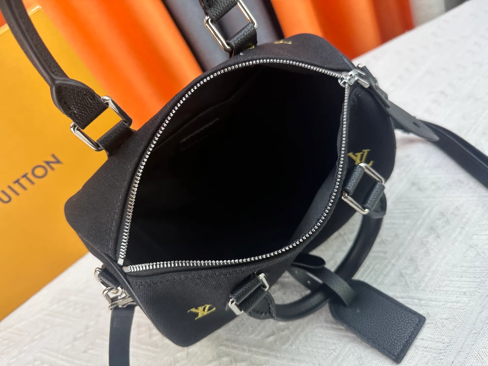 P280 M40391 M13966 M14136 black denim embroidery Pharrell Williams uses deep LV Blason denim to interpret the Keepall Bandoulière 45 travel bag, using keen synesthesia to turn the beating notes into colorful LV letter embroidery, injecting elegant meaning into the classic configuration. Detailed features40x27x20cm