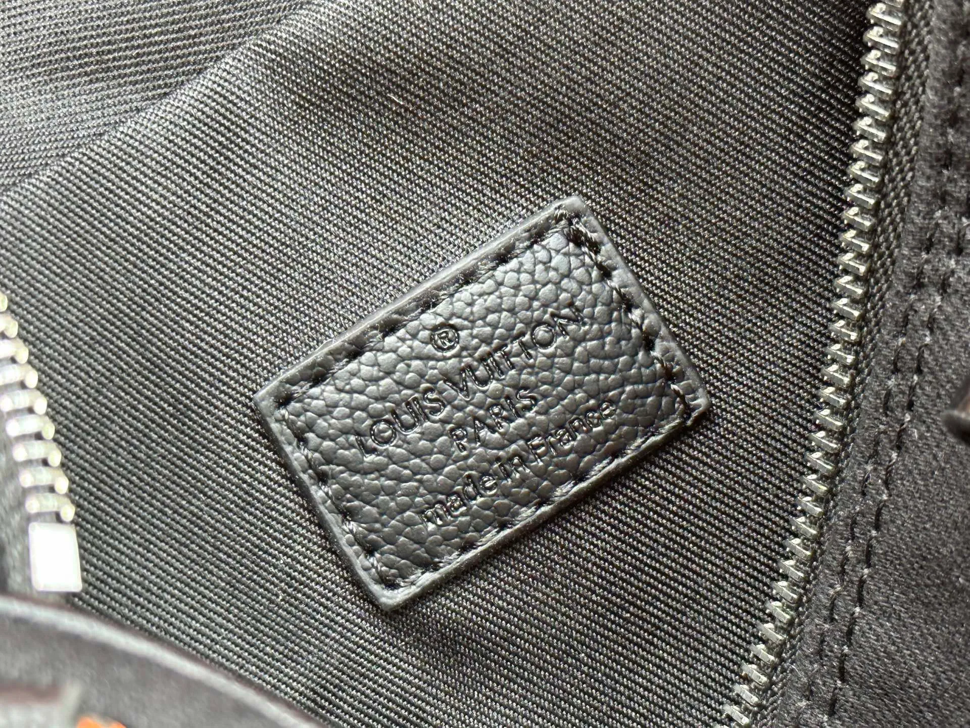 P280 M40391 M13966 M14136 black denim embroidery Pharrell Williams uses deep LV Blason denim to interpret the Keepall Bandoulière 45 travel bag, using keen synesthesia to turn the beating notes into colorful LV letter embroidery, injecting elegant meaning into the classic configuration. Detailed features40x27x20cm