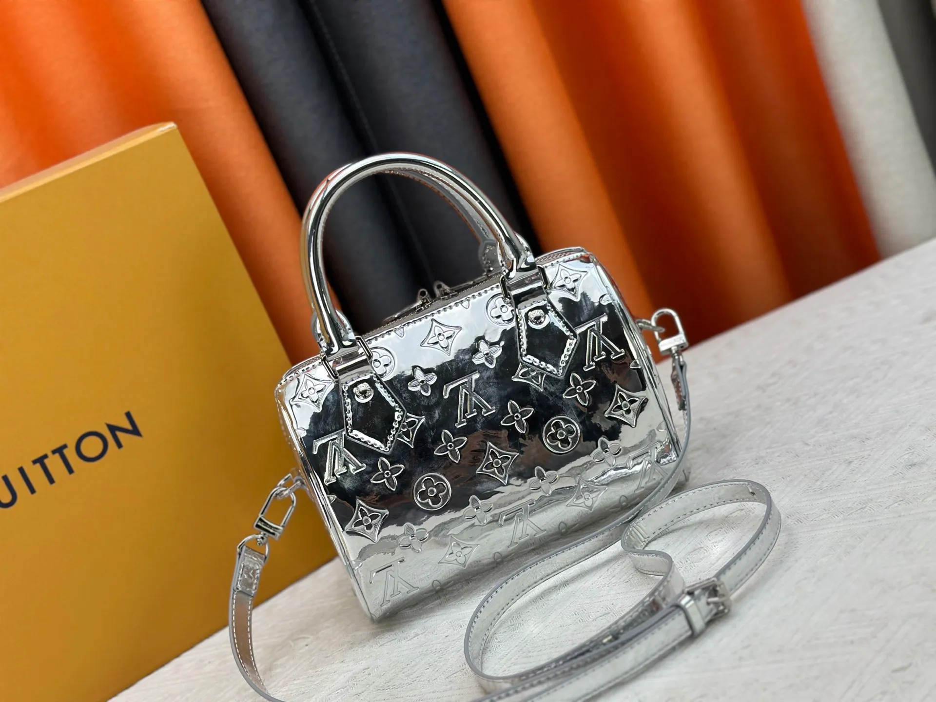 P260 M11987 M58953 Rose Gold This Speedy Bandoulière 20 handbag is from the LV Ski series. It is made of embossed coated canvas with smooth leather trimming and bright metal parts, and uses the new Monogram Miroir effect to express the retro-futuristic concept. The detachable and adjustable leather shoulder strap allows for a variety of carrying options, and the compact design can accommodate daily needs such as a long wallet. Dimensions: 20.5x13.5x12