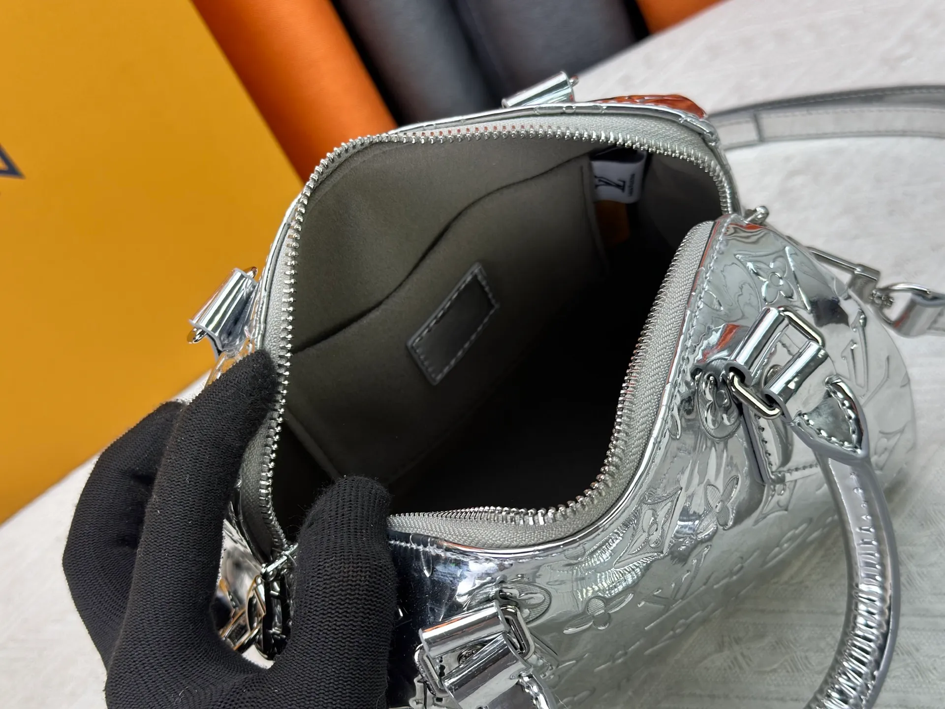 P260 M11987 M58953 Rose Gold This Speedy Bandoulière 20 handbag is from the LV Ski series. It is made of embossed coated canvas with smooth leather trimming and bright metal parts, and uses the new Monogram Miroir effect to express the retro-futuristic concept. The detachable and adjustable leather shoulder strap allows for a variety of carrying options, and the compact design can accommodate daily needs such as a long wallet. Dimensions: 20.5x13.5x12