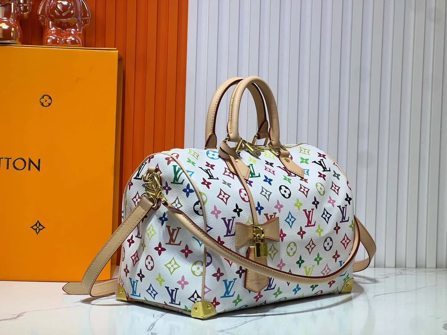 Batch 300💰Upgraded original M13805 M13257 M40391 lv Murakami Takashi co-branded NANOSPEEDY handbag This Nano Speedy handbag combines Monogram canvas and cow leather trim printing, with 33 colorful colors to interpret white tricolor and black tricolor. It has been launched in twelve sections and is very popular around the world and is loved by celebrities and celebrities. 30.0 x 21.0 x 17.0 cm