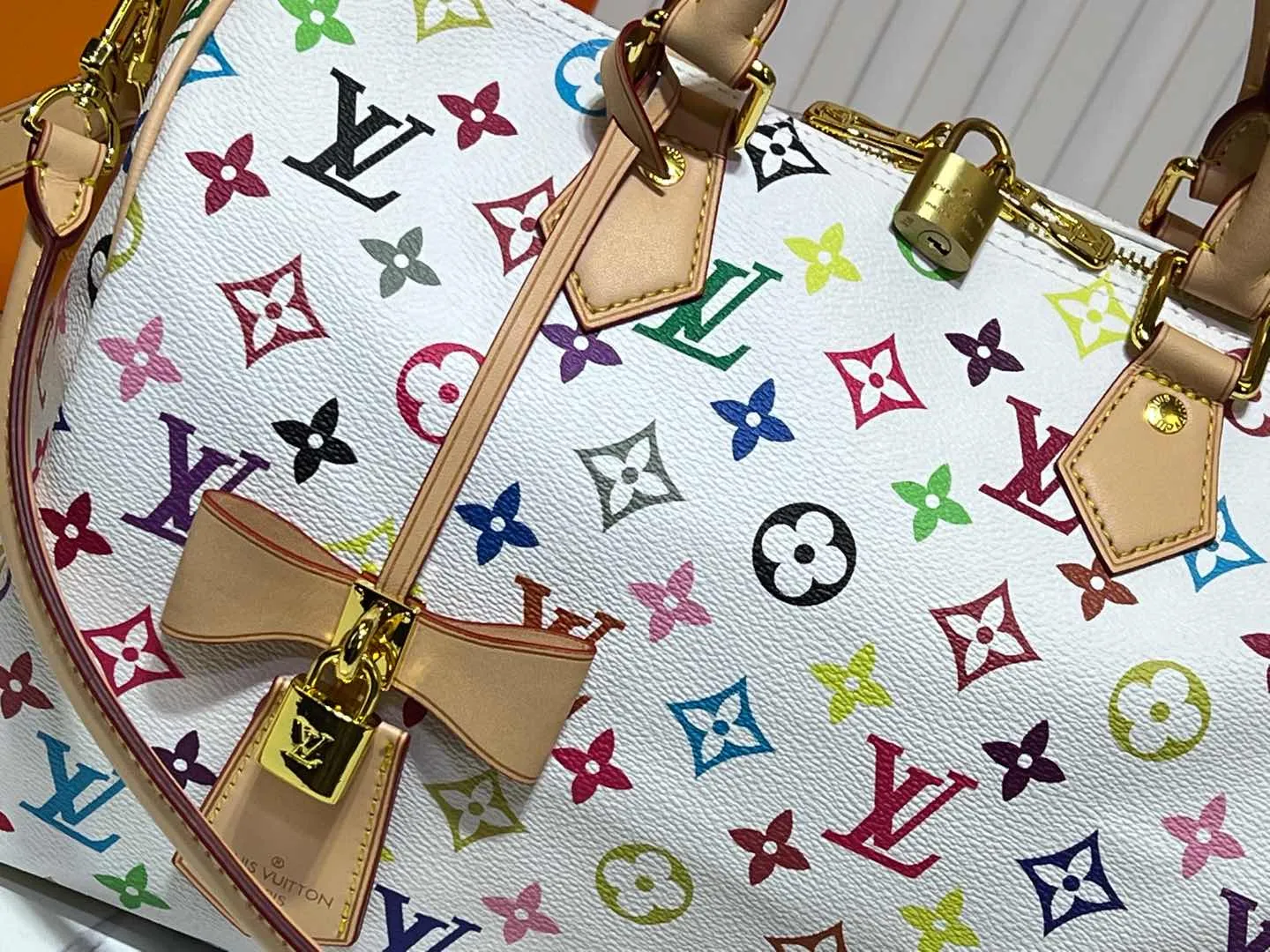Batch 300💰Upgraded original M13805 M13257 M40391 lv Murakami Takashi co-branded NANOSPEEDY handbag This Nano Speedy handbag combines Monogram canvas and cow leather trim printing, with 33 colorful colors to interpret white tricolor and black tricolor. It has been launched in twelve sections and is very popular around the world and is loved by celebrities and celebrities. 30.0 x 21.0 x 17.0 cm