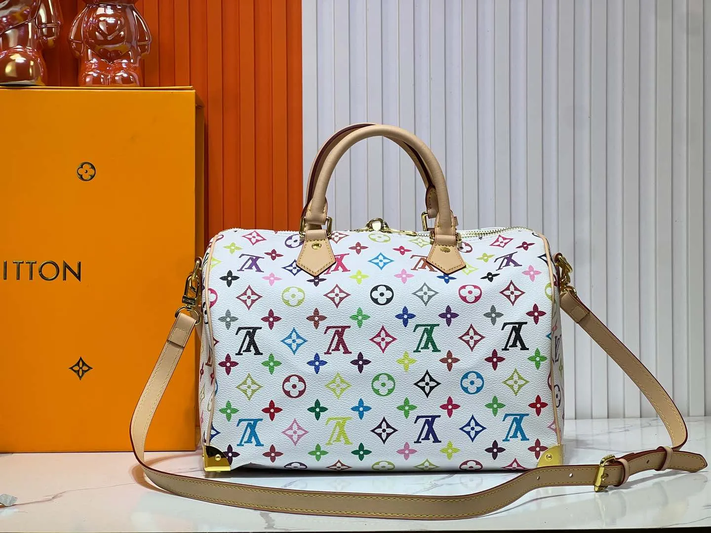 Batch 300💰Upgraded original M13805 M13257 M40391 lv Murakami Takashi co-branded NANOSPEEDY handbag This Nano Speedy handbag combines Monogram canvas and cow leather trim printing, with 33 colorful colors to interpret white tricolor and black tricolor. It has been launched in twelve sections and is very popular around the world and is loved by celebrities and celebrities. 30.0 x 21.0 x 17.0 cm