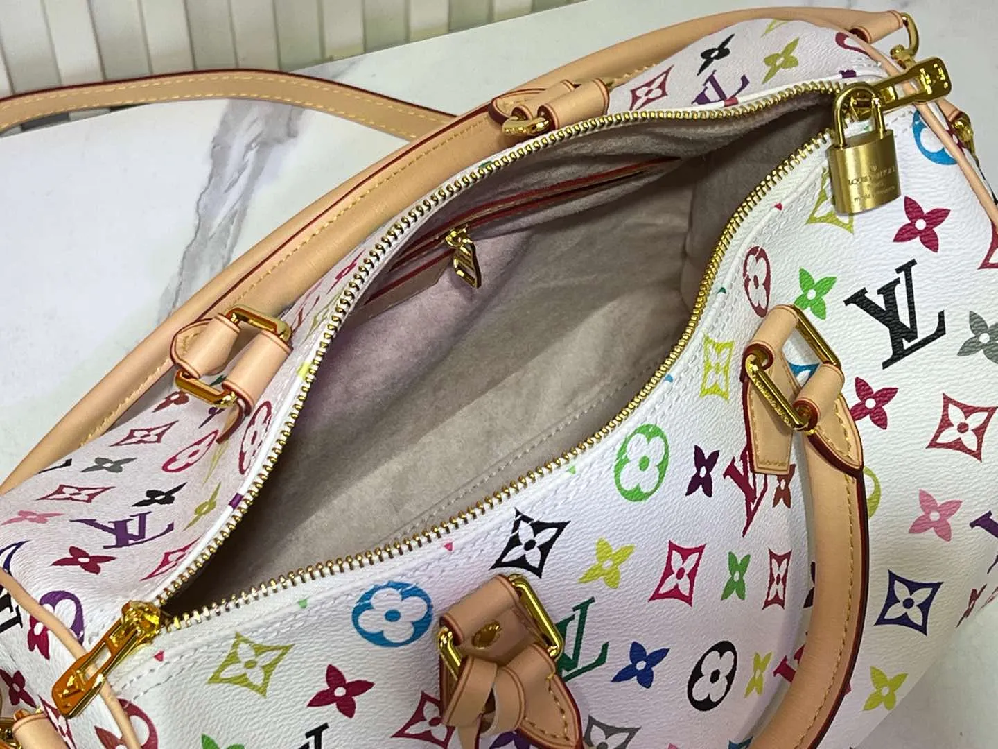 Batch 300💰Upgraded original M13805 M13257 M40391 lv Murakami Takashi co-branded NANOSPEEDY handbag This Nano Speedy handbag combines Monogram canvas and cow leather trim printing, with 33 colorful colors to interpret white tricolor and black tricolor. It has been launched in twelve sections and is very popular around the world and is loved by celebrities and celebrities. 30.0 x 21.0 x 17.0 cm
