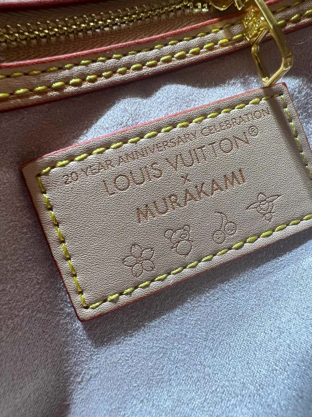 Batch 300💰Upgraded original M13805 M13257 M40391 lv Murakami Takashi co-branded NANOSPEEDY handbag This Nano Speedy handbag combines Monogram canvas and cow leather trim printing, with 33 colorful colors to interpret white tricolor and black tricolor. It has been launched in twelve sections and is very popular around the world and is loved by celebrities and celebrities. 30.0 x 21.0 x 17.0 cm