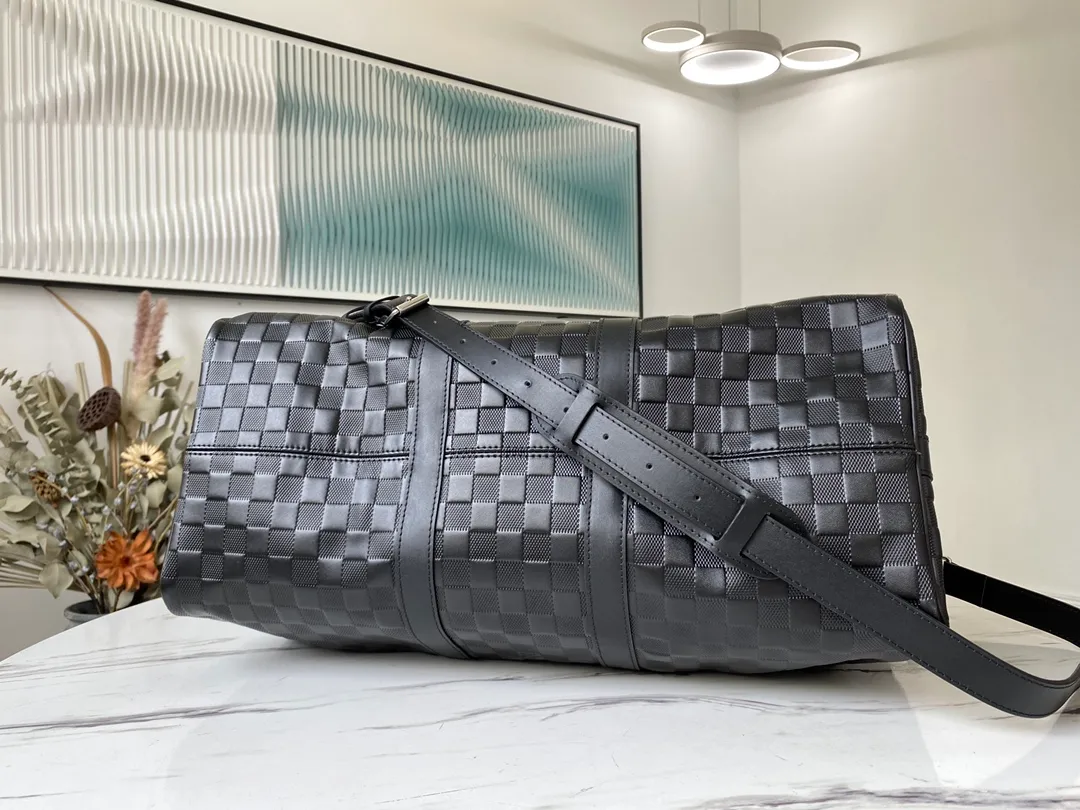💰1340 (first-grain leather) top original order N41145 This Keepall 45 travel bag with shoulder strap is made of soft Damier Infini leather, inheriting the classic style. Whether worn on the shoulder or carried by hand, its iconic shape will become your stylish travel companion. Dimensions: 45 x 27 x 20 cm