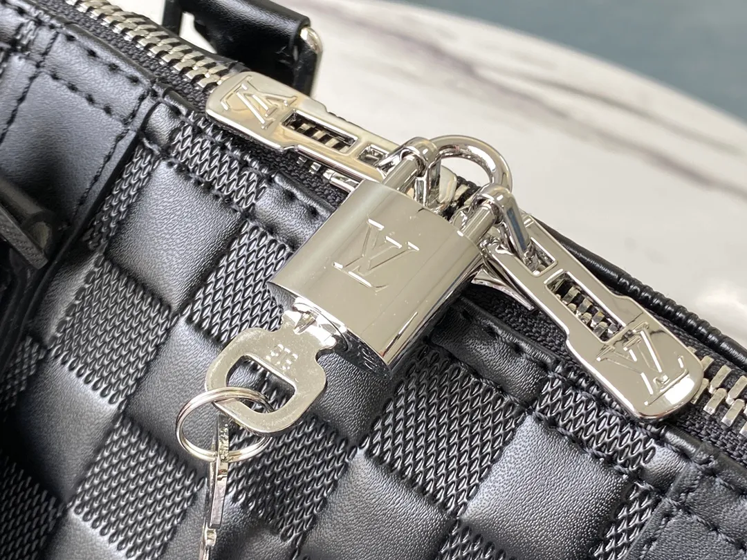 💰1340 (first-grain leather) top original order N41145 This Keepall 45 travel bag with shoulder strap is made of soft Damier Infini leather, inheriting the classic style. Whether worn on the shoulder or carried by hand, its iconic shape will become your stylish travel companion. Dimensions: 45 x 27 x 20 cm