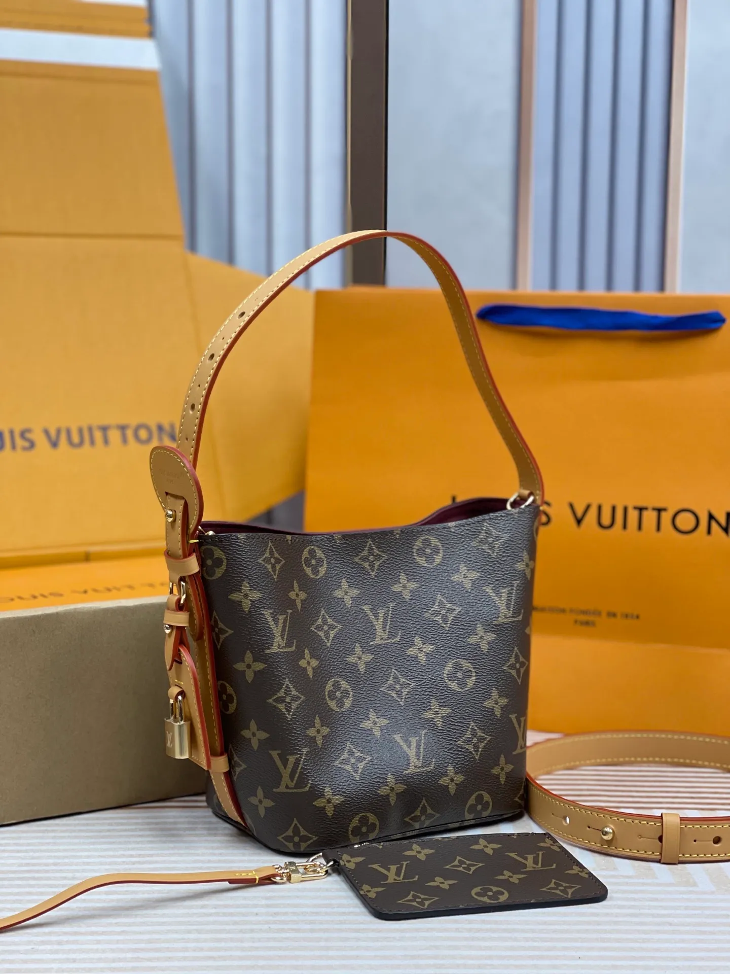 [Upgraded version] P640💰New counter model·Upgraded version·High quality·Semi-steel hardware·With gift box🎁Packaging·Model M12925💗This All In BB bucket bag hobo handbag conveys the fun style of the Louis Vuitton x Murakami reissued three-color series with smart details. Monogram coated canvas is rendered in the artist's rainbow of hues, and the nameplate is embellished with bows and padlocks. With the adjustable cowhide handle and leather shoulder strap, it can be carried by hand, shoulder or cross-body.  Dimensions: 18 x 12 x 16 cm ⚠️