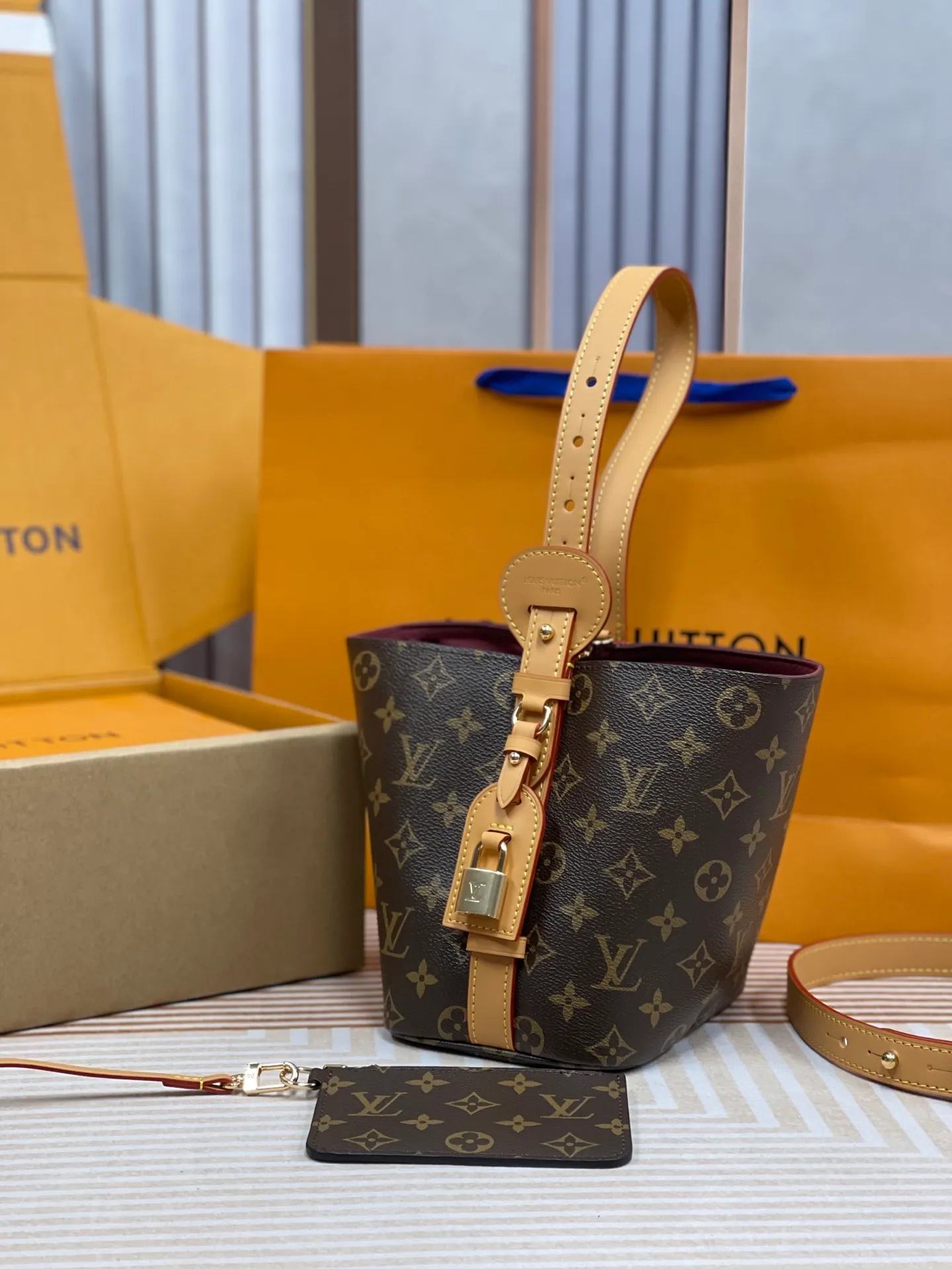 [Upgraded version] P640💰New counter model·Upgraded version·High quality·Semi-steel hardware·With gift box🎁Packaging·Model M12925💗This All In BB bucket bag hobo handbag conveys the fun style of the Louis Vuitton x Murakami reissued three-color series with smart details. Monogram coated canvas is rendered in the artist's rainbow of hues, and the nameplate is embellished with bows and padlocks. With the adjustable cowhide handle and leather shoulder strap, it can be carried by hand, shoulder or cross-body.  Dimensions: 18 x 12 x 16 cm ⚠️