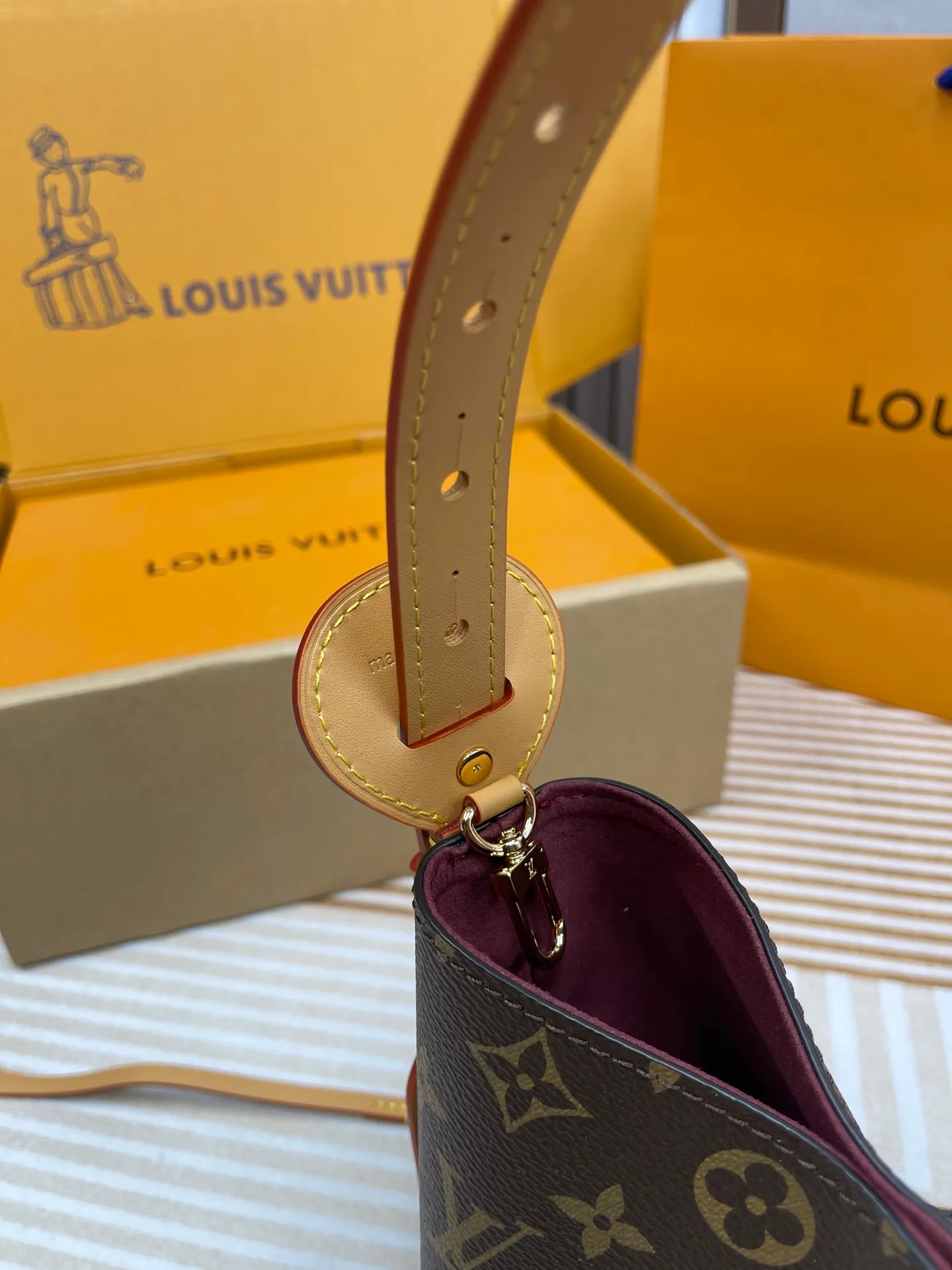 [Upgraded version] P640💰New counter model·Upgraded version·High quality·Semi-steel hardware·With gift box🎁Packaging·Model M12925💗This All In BB bucket bag hobo handbag conveys the fun style of the Louis Vuitton x Murakami reissued three-color series with smart details. Monogram coated canvas is rendered in the artist's rainbow of hues, and the nameplate is embellished with bows and padlocks. With the adjustable cowhide handle and leather shoulder strap, it can be carried by hand, shoulder or cross-body.  Dimensions: 18 x 12 x 16 cm ⚠️