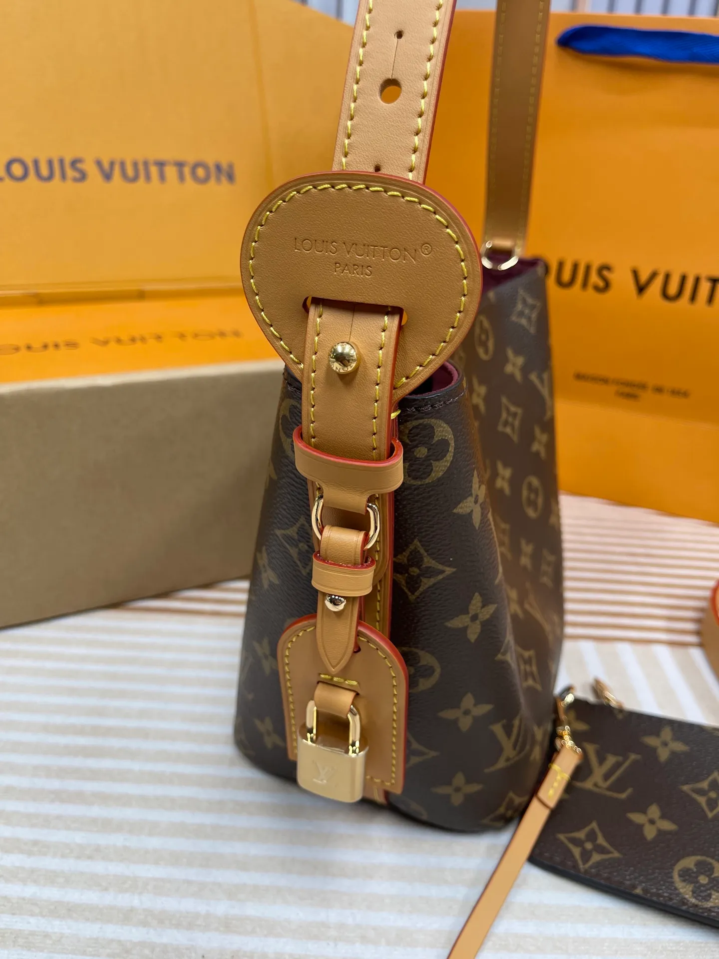[Upgraded version] P640💰New counter model·Upgraded version·High quality·Semi-steel hardware·With gift box🎁Packaging·Model M12925💗This All In BB bucket bag hobo handbag conveys the fun style of the Louis Vuitton x Murakami reissued three-color series with smart details. Monogram coated canvas is rendered in the artist's rainbow of hues, and the nameplate is embellished with bows and padlocks. With the adjustable cowhide handle and leather shoulder strap, it can be carried by hand, shoulder or cross-body.  Dimensions: 18 x 12 x 16 cm ⚠️