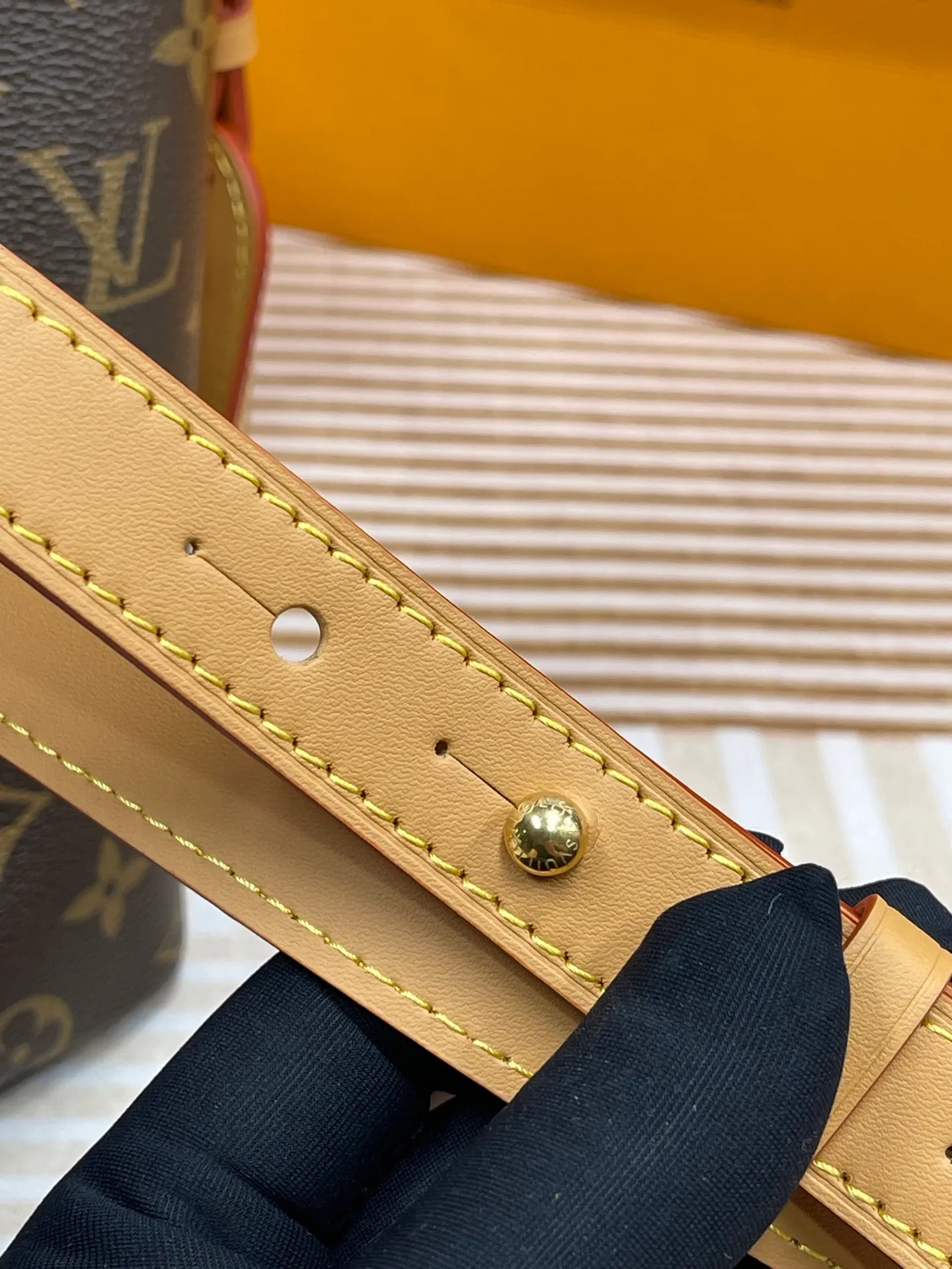 [Upgraded version] P640💰New counter model·Upgraded version·High quality·Semi-steel hardware·With gift box🎁Packaging·Model M12925💗This All In BB bucket bag hobo handbag conveys the fun style of the Louis Vuitton x Murakami reissued three-color series with smart details. Monogram coated canvas is rendered in the artist's rainbow of hues, and the nameplate is embellished with bows and padlocks. With the adjustable cowhide handle and leather shoulder strap, it can be carried by hand, shoulder or cross-body.  Dimensions: 18 x 12 x 16 cm ⚠️