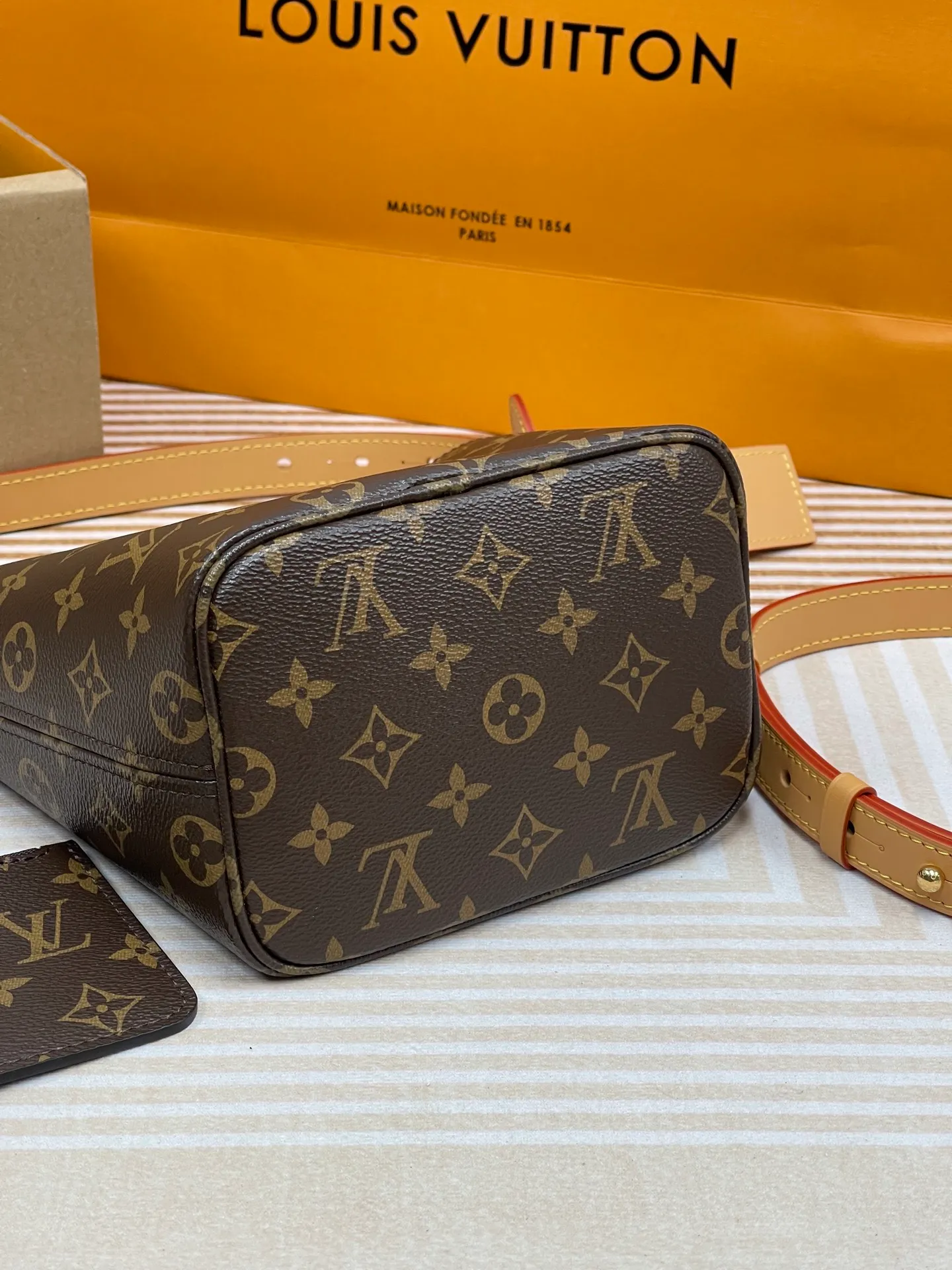 [Upgraded version] P640💰New counter model·Upgraded version·High quality·Semi-steel hardware·With gift box🎁Packaging·Model M12925💗This All In BB bucket bag hobo handbag conveys the fun style of the Louis Vuitton x Murakami reissued three-color series with smart details. Monogram coated canvas is rendered in the artist's rainbow of hues, and the nameplate is embellished with bows and padlocks. With the adjustable cowhide handle and leather shoulder strap, it can be carried by hand, shoulder or cross-body.  Dimensions: 18 x 12 x 16 cm ⚠️