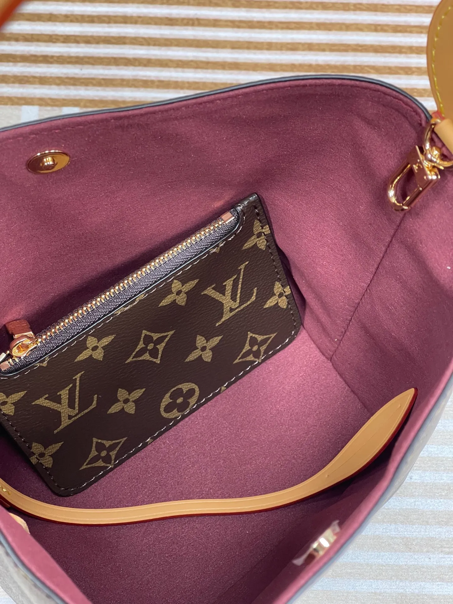 [Upgraded version] P640💰New counter model·Upgraded version·High quality·Semi-steel hardware·With gift box🎁Packaging·Model M12925💗This All In BB bucket bag hobo handbag conveys the fun style of the Louis Vuitton x Murakami reissued three-color series with smart details. Monogram coated canvas is rendered in the artist's rainbow of hues, and the nameplate is embellished with bows and padlocks. With the adjustable cowhide handle and leather shoulder strap, it can be carried by hand, shoulder or cross-body.  Dimensions: 18 x 12 x 16 cm ⚠️