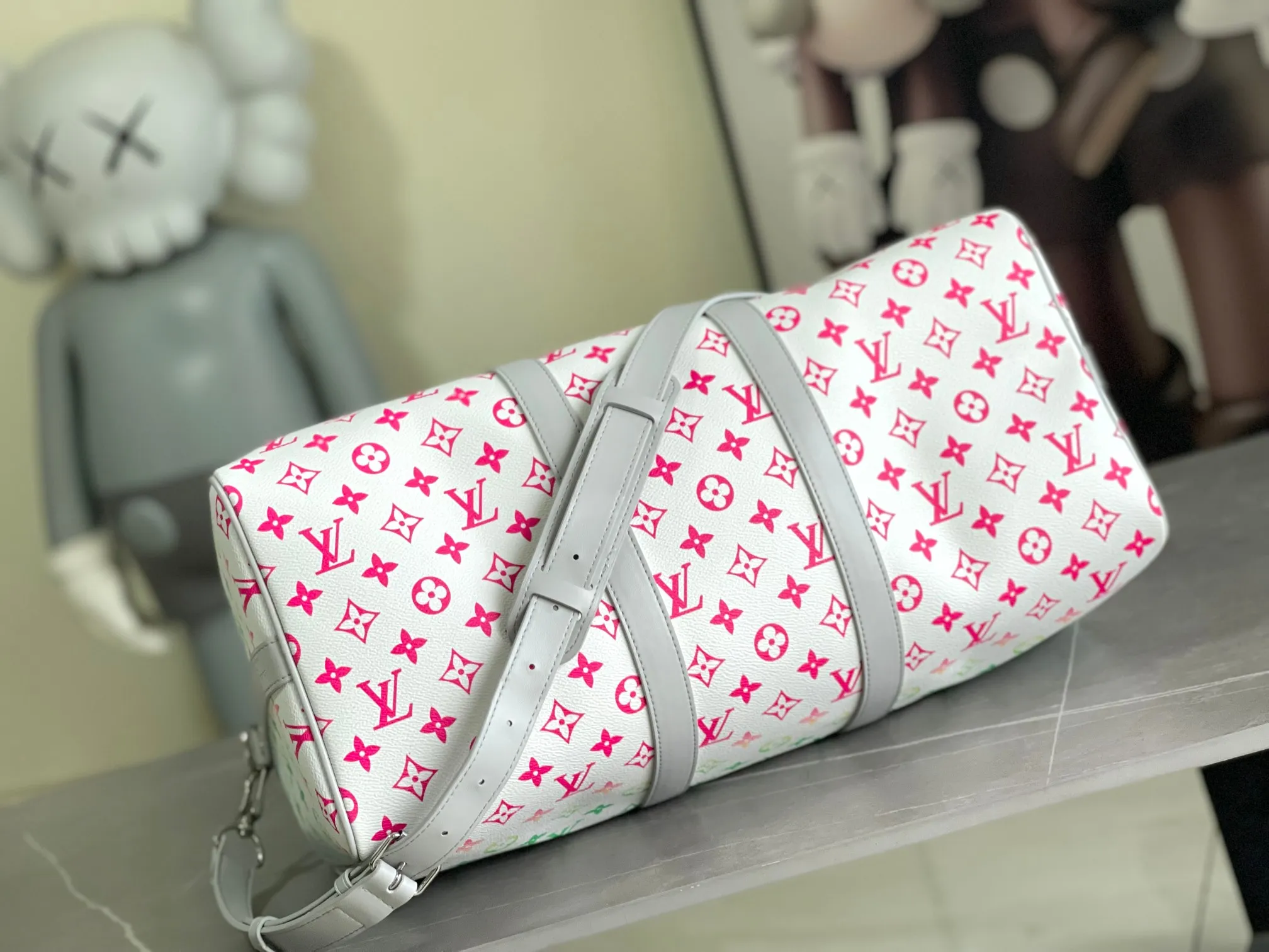 💰1280 Top original order M13915 KEEPALL BANDOULIÈRE 55 travel bag 2021-22 autumn and winter show reveals the new charm of the Everyday LV capsule series Keepall Bandouliere 55 travel bag. Vintage Monogram coated canvas depicts the Monogram pattern with subtle irregular lines, evoking the traditional stamping process. The new louis vuitton! logo is inspired by the chain’s signature elements. size: 45 x 27 x 20
