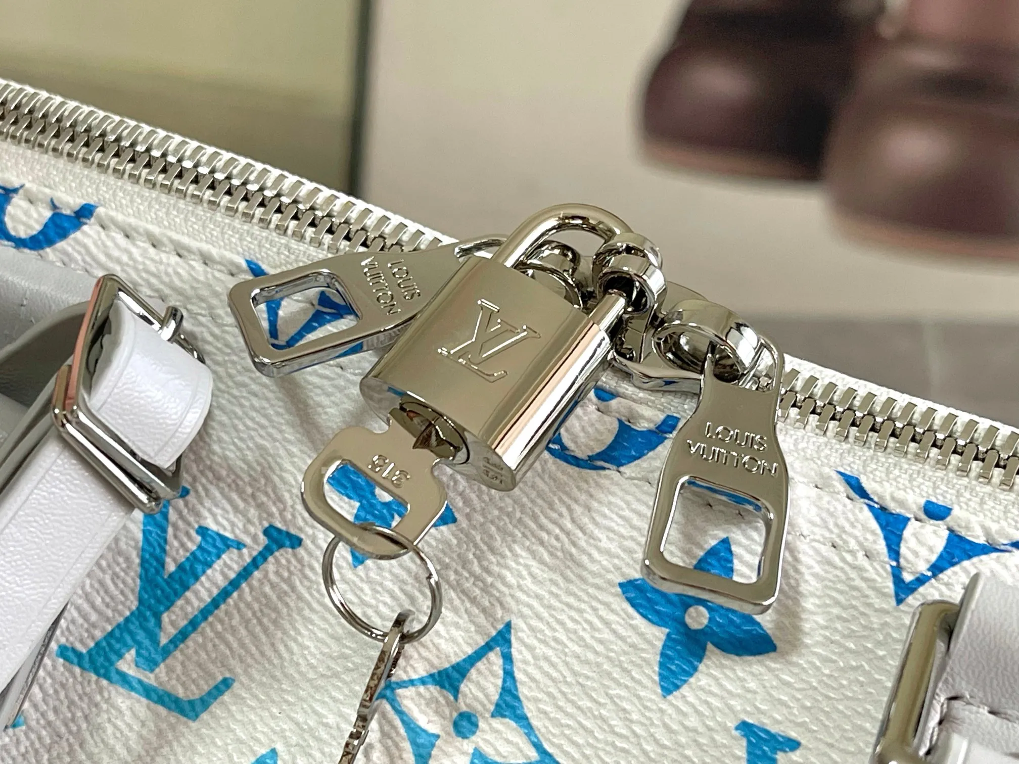 💰1280 Top original order M13915 KEEPALL BANDOULIÈRE 55 travel bag 2021-22 autumn and winter show reveals the new charm of the Everyday LV capsule series Keepall Bandouliere 55 travel bag. Vintage Monogram coated canvas depicts the Monogram pattern with subtle irregular lines, evoking the traditional stamping process. The new louis vuitton! logo is inspired by the chain’s signature elements. size: 45 x 27 x 20
