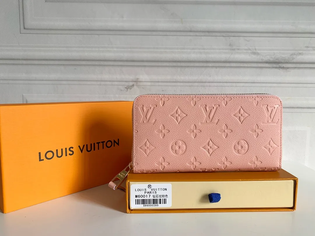 💰120 💎Upgraded original version 🇫🇷 Diamond pattern embossed material: embossed cowhide Introduction: 📢There are 8 credit card slots 3 large compartments to store banknotes Small zipper coin bag 3 flat bags to store bills 💋💋 Model: 60017 diamond pattern Model: 19x10.